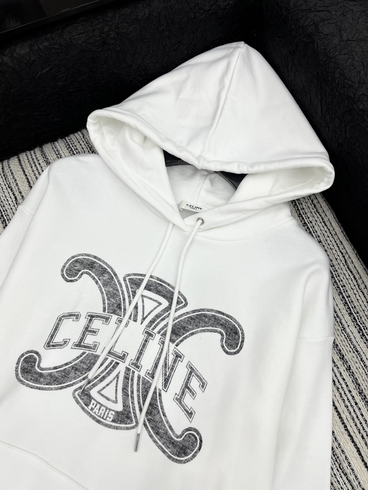 🛒𝐍𝐄𝐖 · 𝟐𝟎𝟐5/爆款现货

【原版定制】Celin*｜25早秋经典戴帽卫衣
干净利落的裁剪，落肩