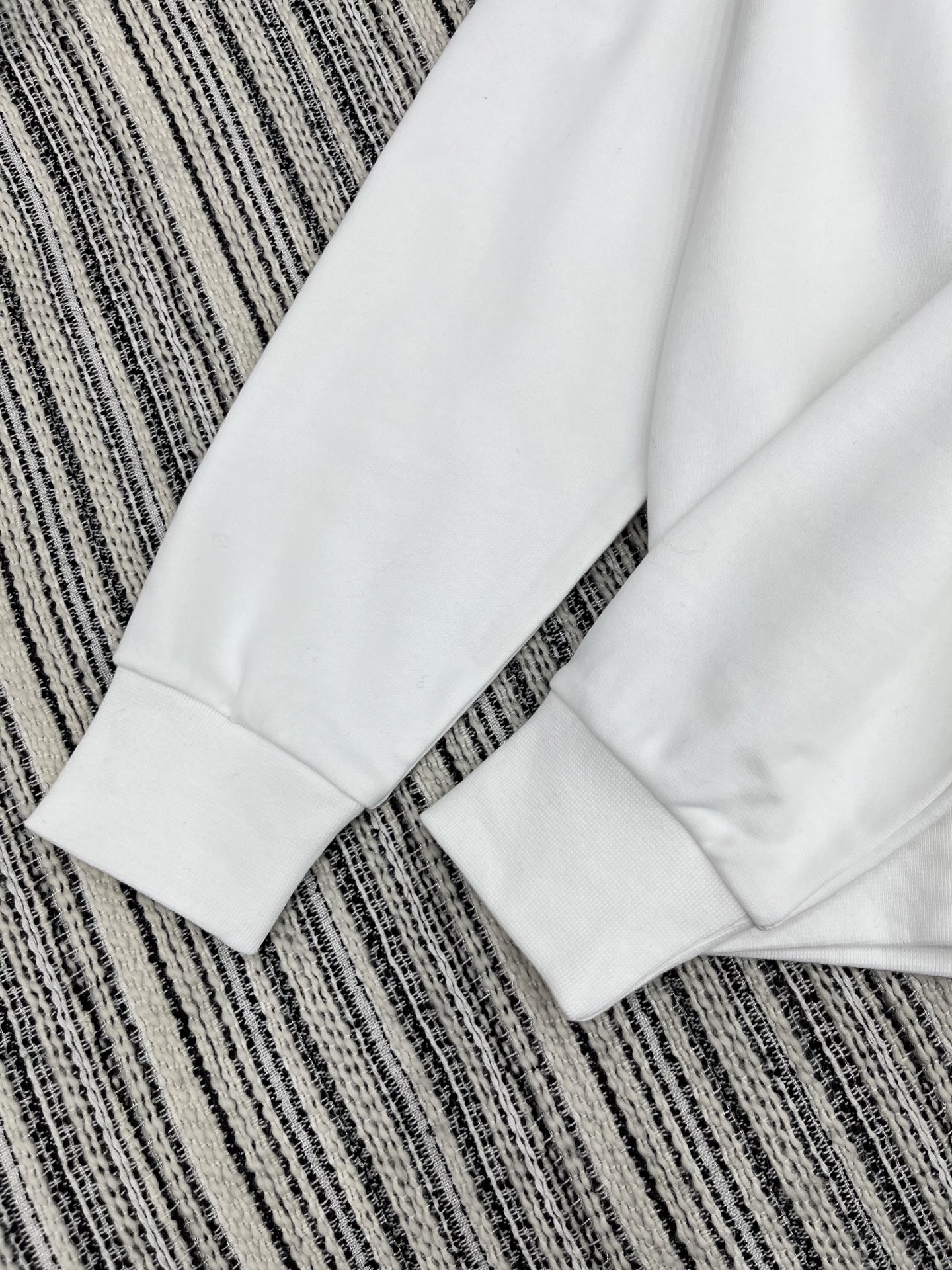 🛒𝐍𝐄𝐖 · 𝟐𝟎𝟐5/爆款现货

【原版定制】Celin*｜25早秋经典戴帽卫衣
干净利落的裁剪，落肩