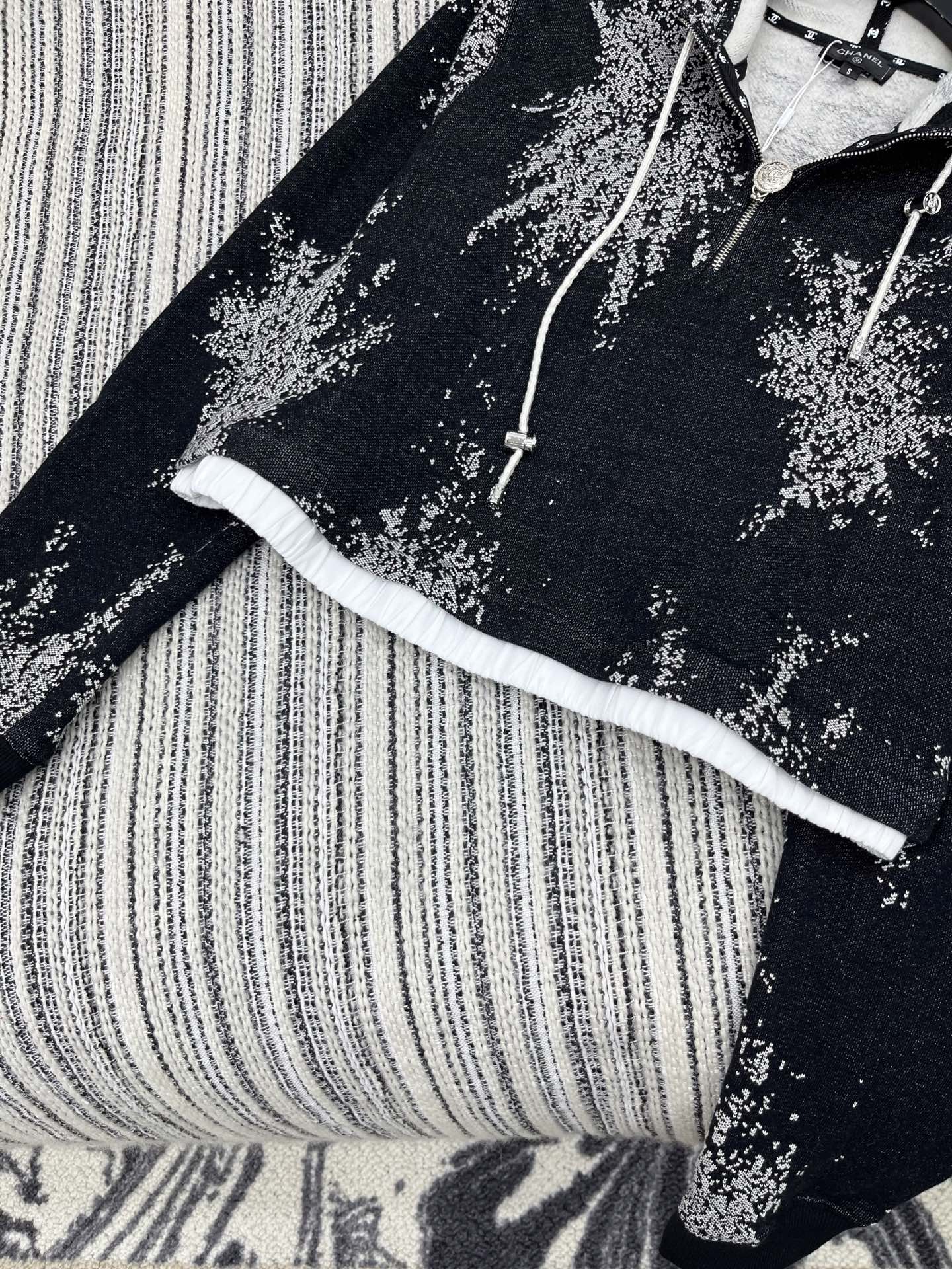 🛒𝐍𝐄𝐖 · 𝟐𝟎𝟐5/爆款现货

【原版定制】Chane*｜25早秋经典提花戴帽复合绒面卫衣
干净利落