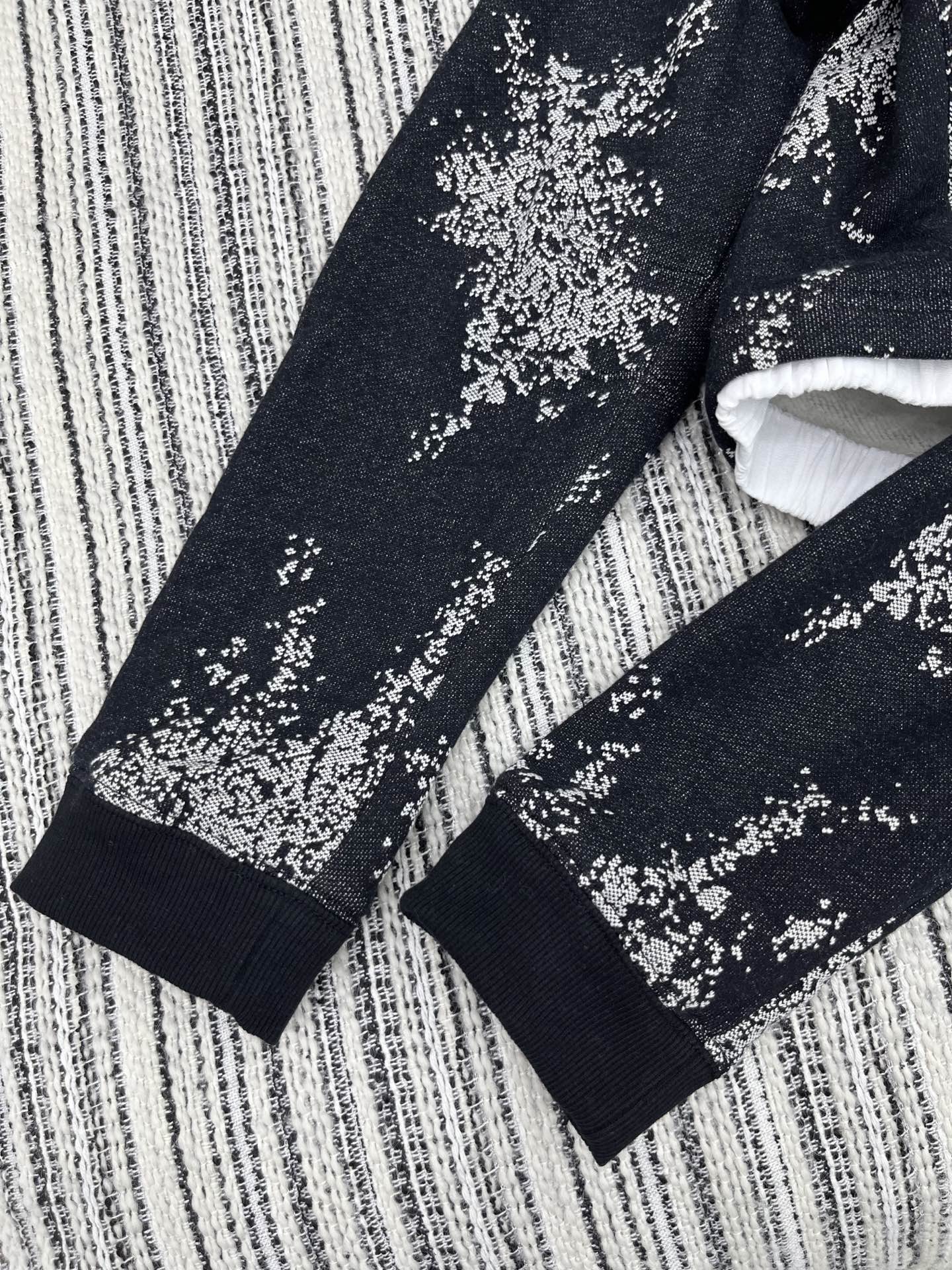 🛒𝐍𝐄𝐖 · 𝟐𝟎𝟐5/爆款现货

【原版定制】Chane*｜25早秋经典提花戴帽复合绒面卫衣
干净利落