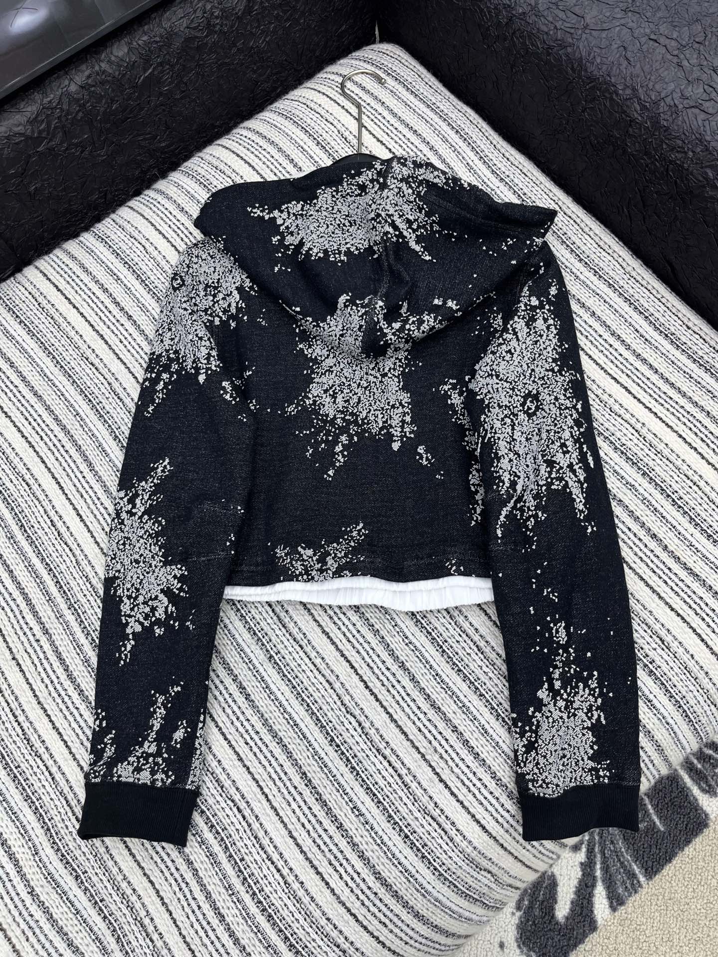 🛒𝐍𝐄𝐖 · 𝟐𝟎𝟐5/爆款现货

【原版定制】Chane*｜25早秋经典提花戴帽复合绒面卫衣
干净利落