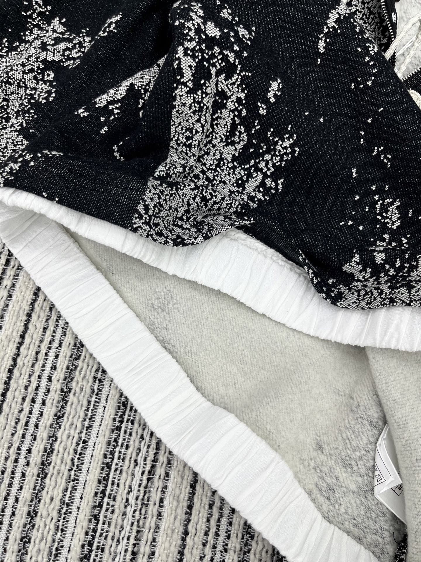 🛒𝐍𝐄𝐖 · 𝟐𝟎𝟐5/爆款现货

【原版定制】Chane*｜25早秋经典提花戴帽复合绒面卫衣
干净利落
