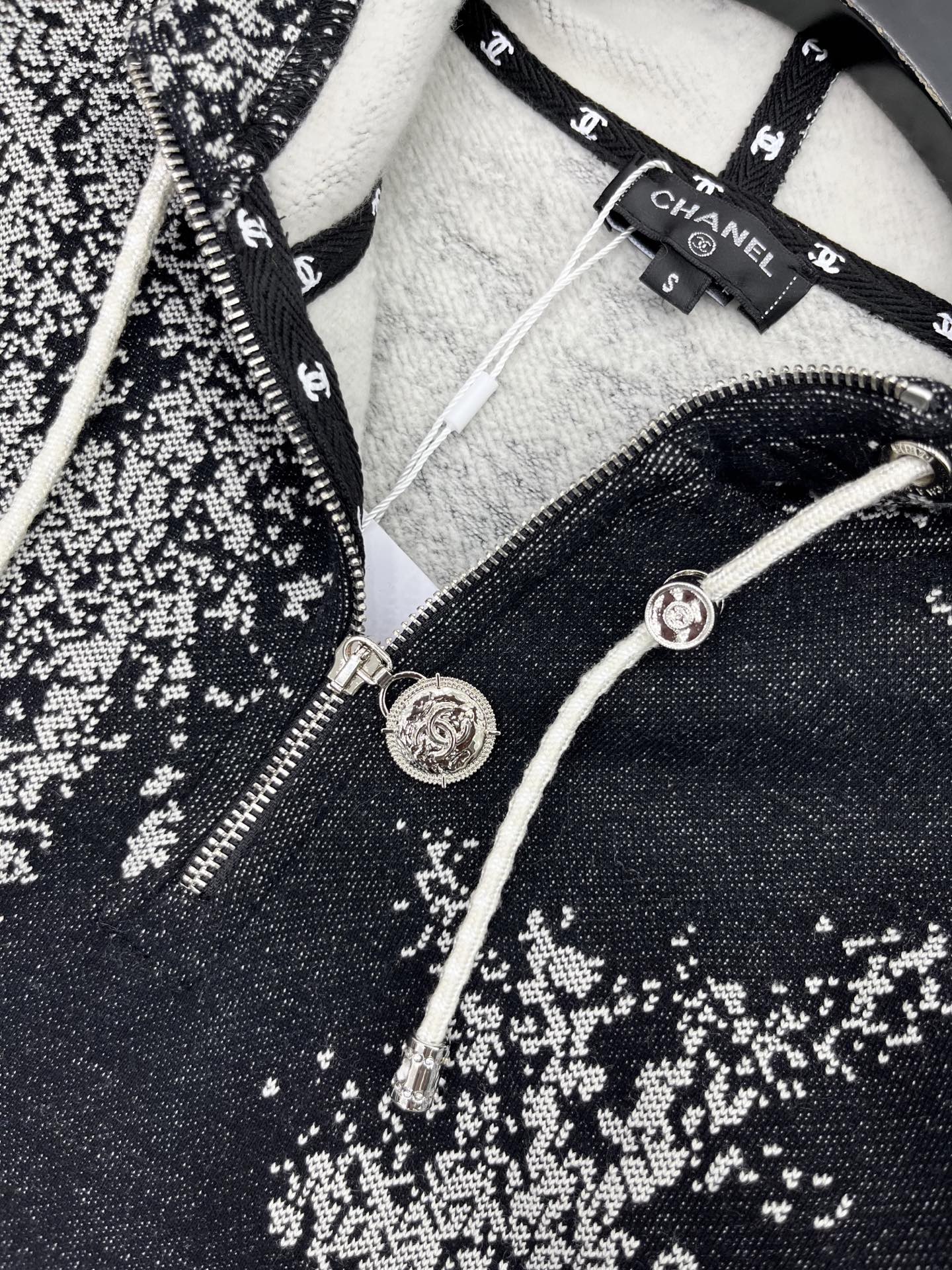 🛒𝐍𝐄𝐖 · 𝟐𝟎𝟐5/爆款现货

【原版定制】Chane*｜25早秋经典提花戴帽复合绒面卫衣
干净利落