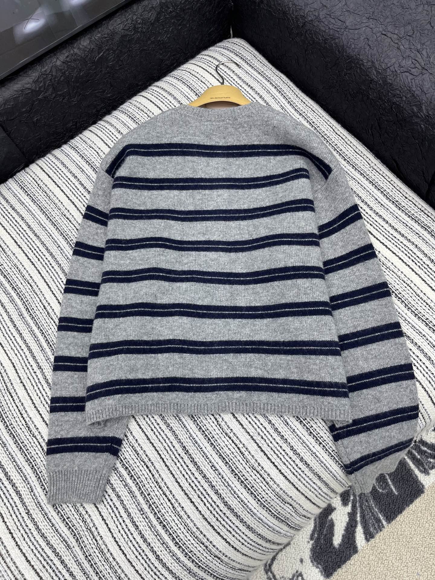 🛒𝐍𝐄𝐖 · 𝟐𝟎𝟐5/爆款现货

【原版定制】𝐌𝐢𝐮𝐌𝐢*｜25新款贴标字母羊毛🦙针织开衫

秋意渐浓