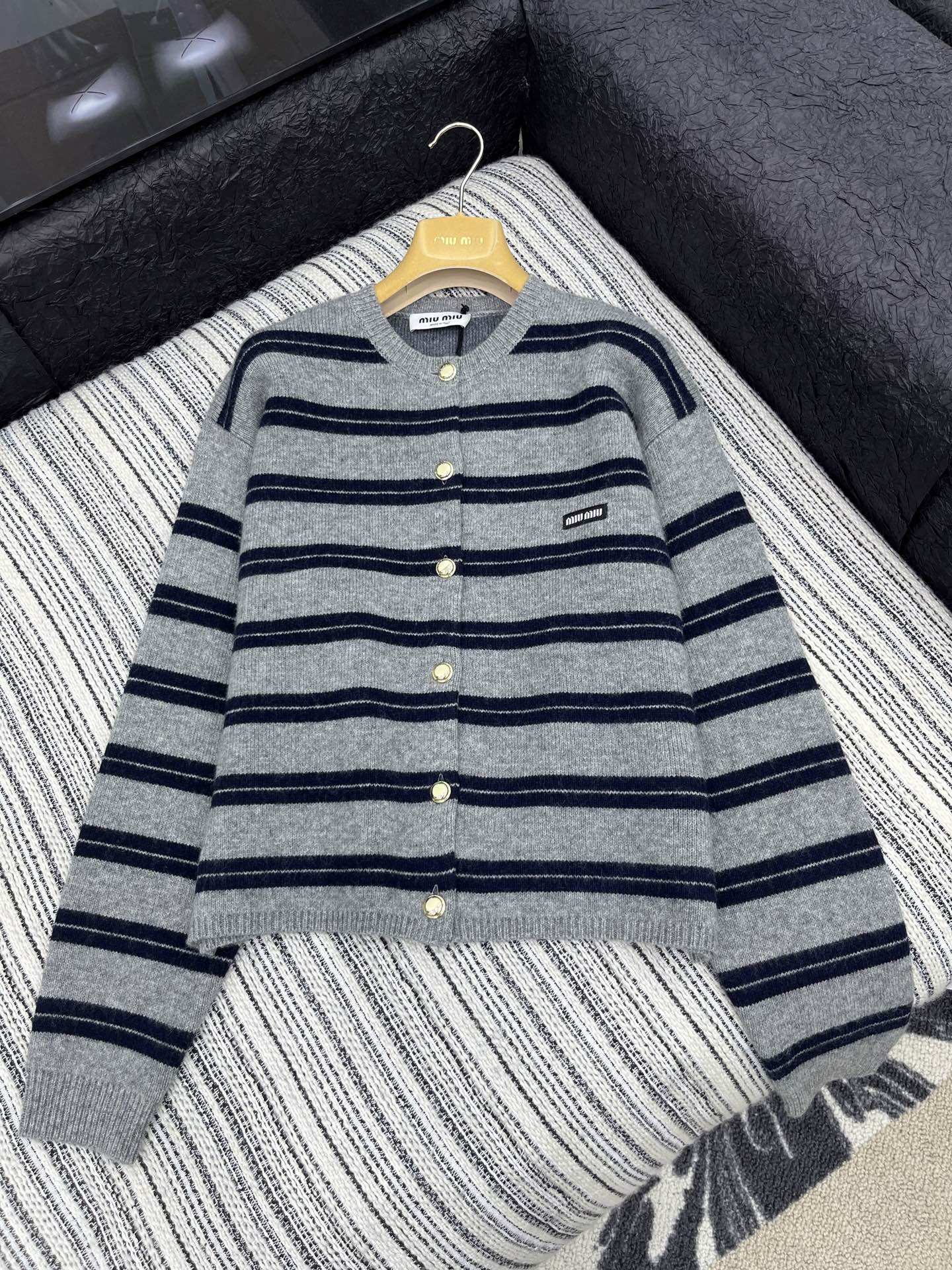 🛒𝐍𝐄𝐖 · 𝟐𝟎𝟐5/爆款现货

【原版定制】𝐌𝐢𝐮𝐌𝐢*｜25新款贴标字母羊毛🦙针织开衫

秋意渐浓