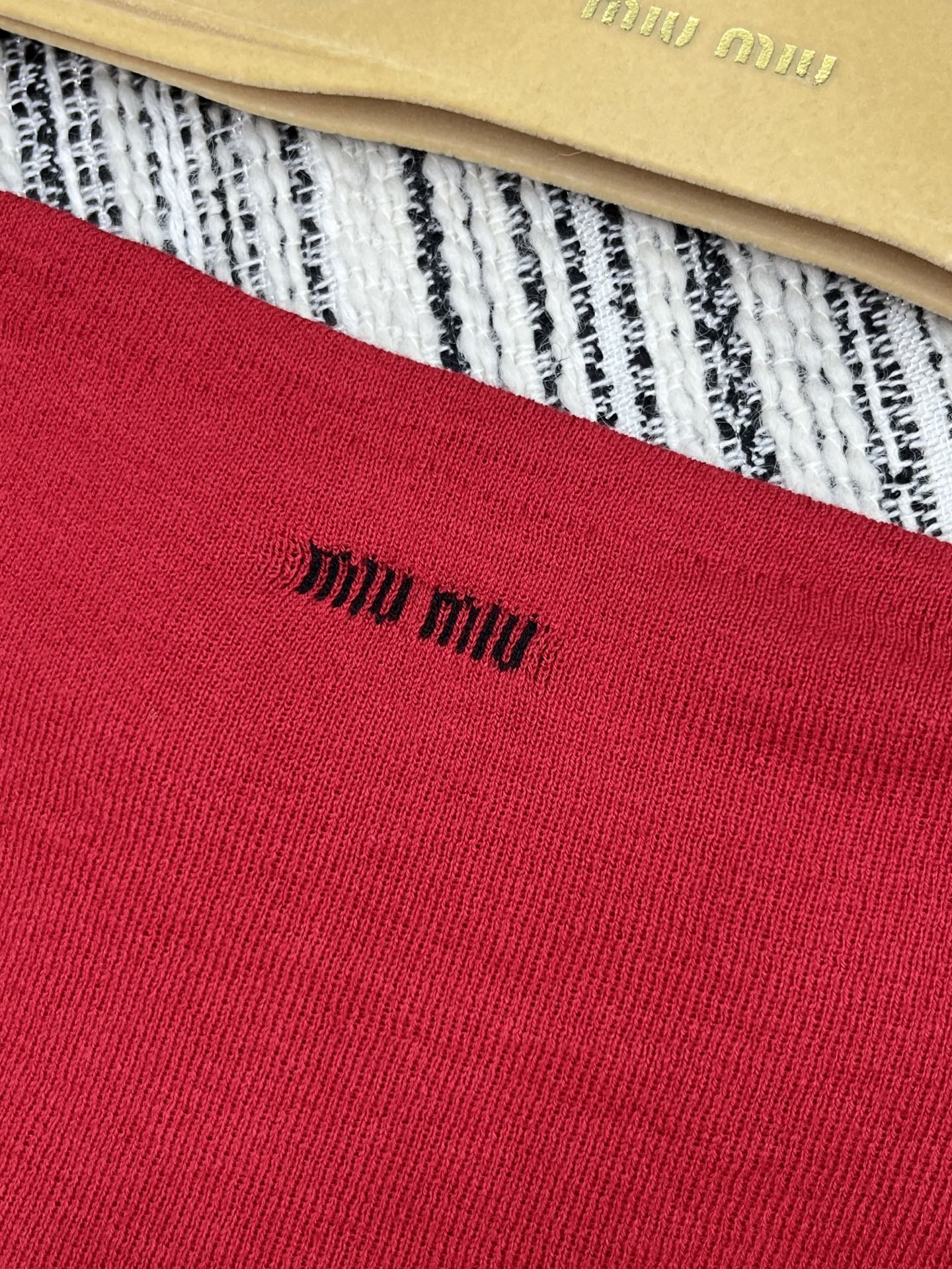 🛒𝐍𝐄𝐖 · 𝟐𝟎𝟐5/爆款现货

【原版定制】 Miu Mi*｜25经典丝棉针织纯色抹胸 
超显瘦小蛮