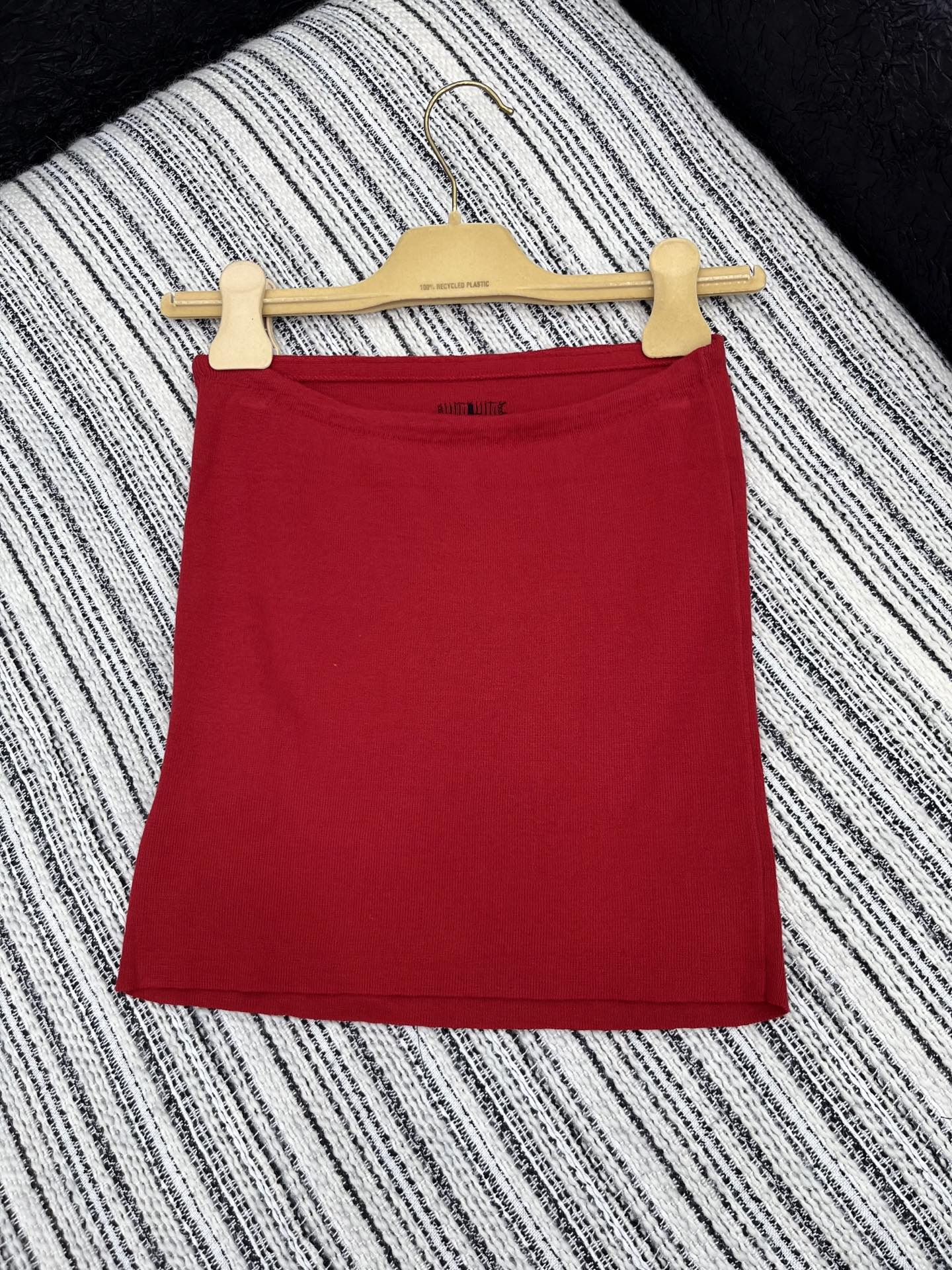 🛒𝐍𝐄𝐖 · 𝟐𝟎𝟐5/爆款现货

【原版定制】 Miu Mi*｜25经典丝棉针织纯色抹胸 
超显瘦小蛮
