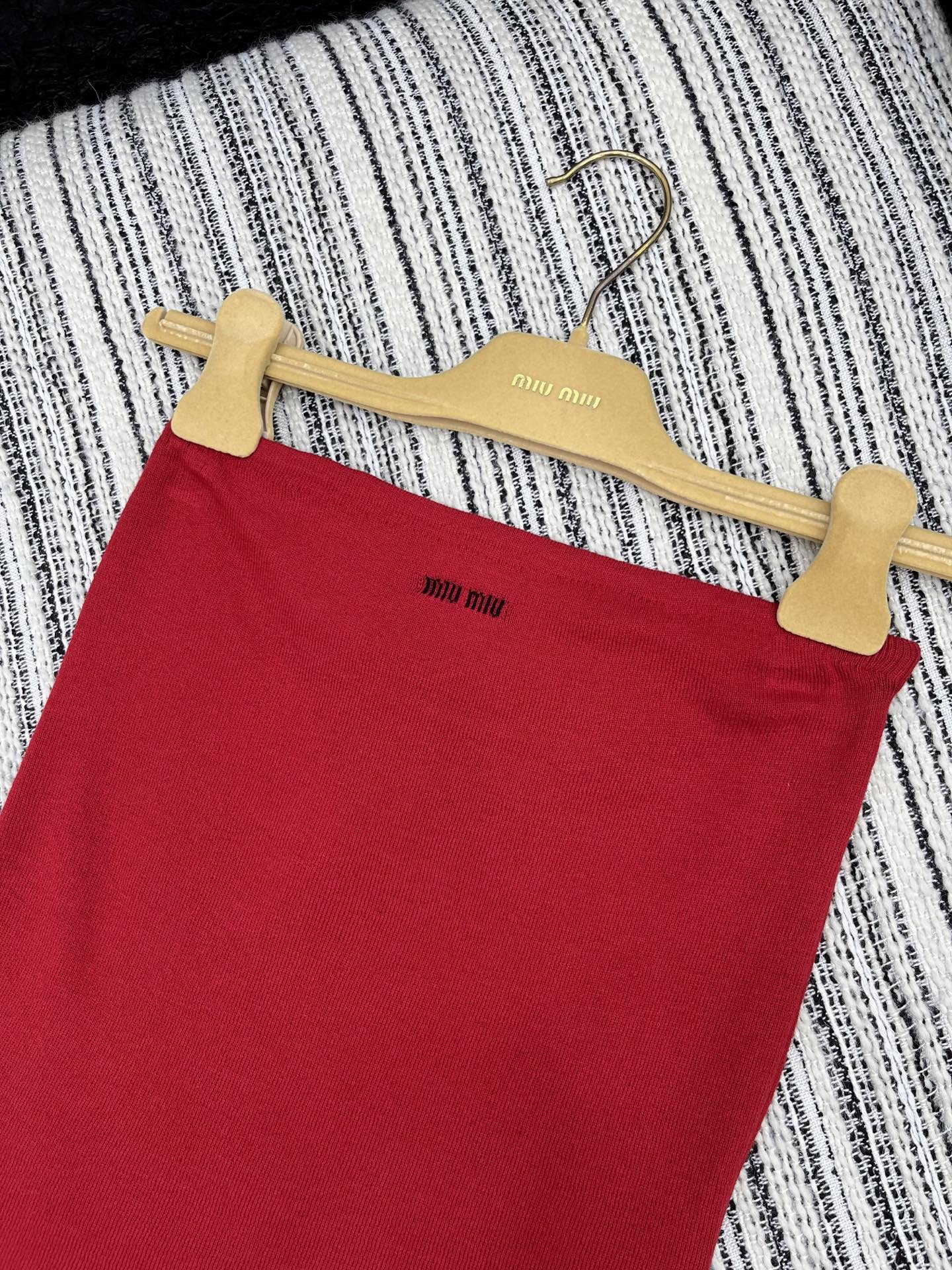 🛒𝐍𝐄𝐖 · 𝟐𝟎𝟐5/爆款现货

【原版定制】 Miu Mi*｜25经典丝棉针织纯色抹胸 
超显瘦小蛮