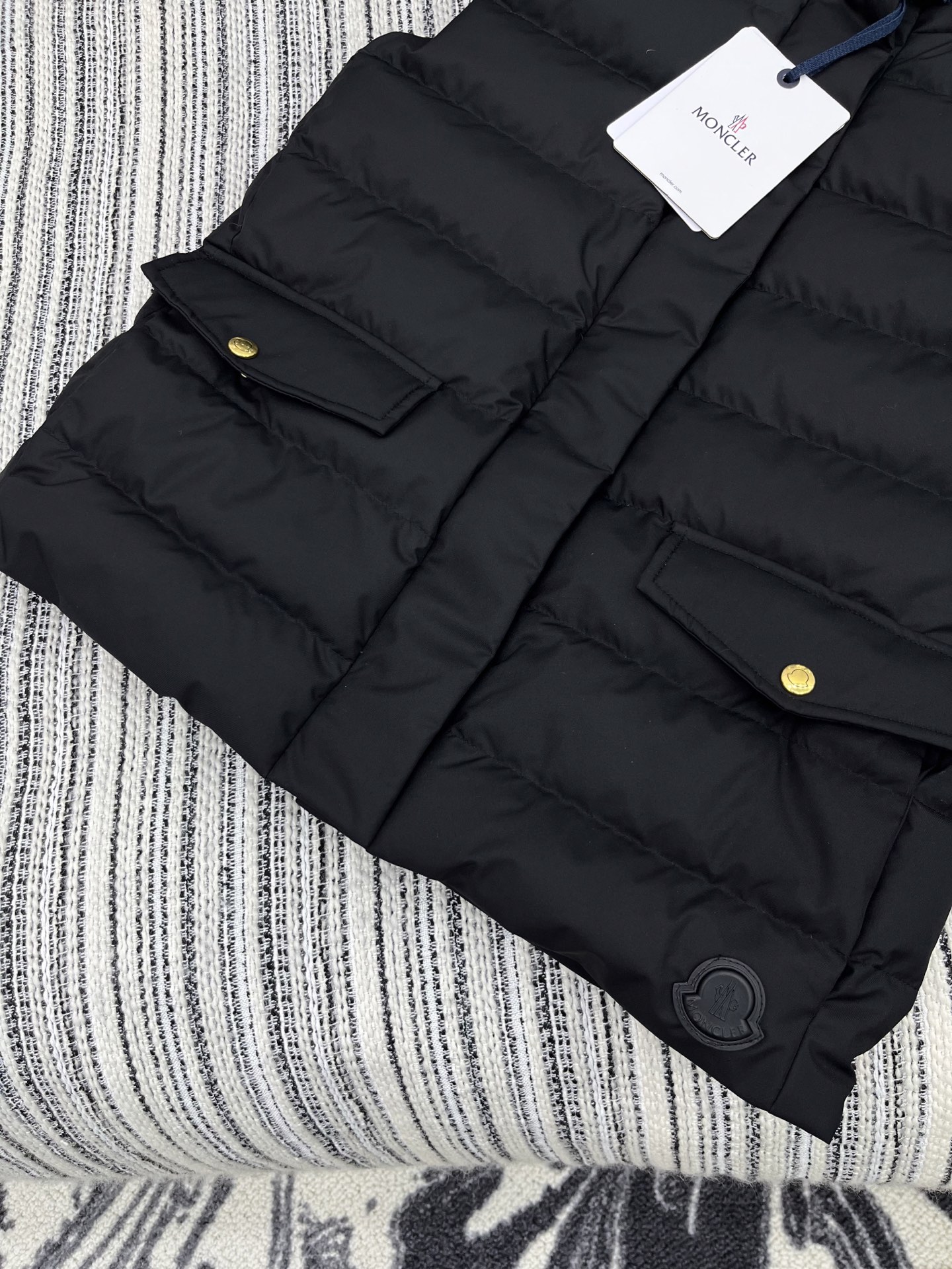 🛒𝐍𝐄𝐖 · 𝟐𝟎𝟐5/爆款现货

【原版定制】Mon*｜25秋冬下摆贴牌羽绒马甲外套
代购爆款本季超好