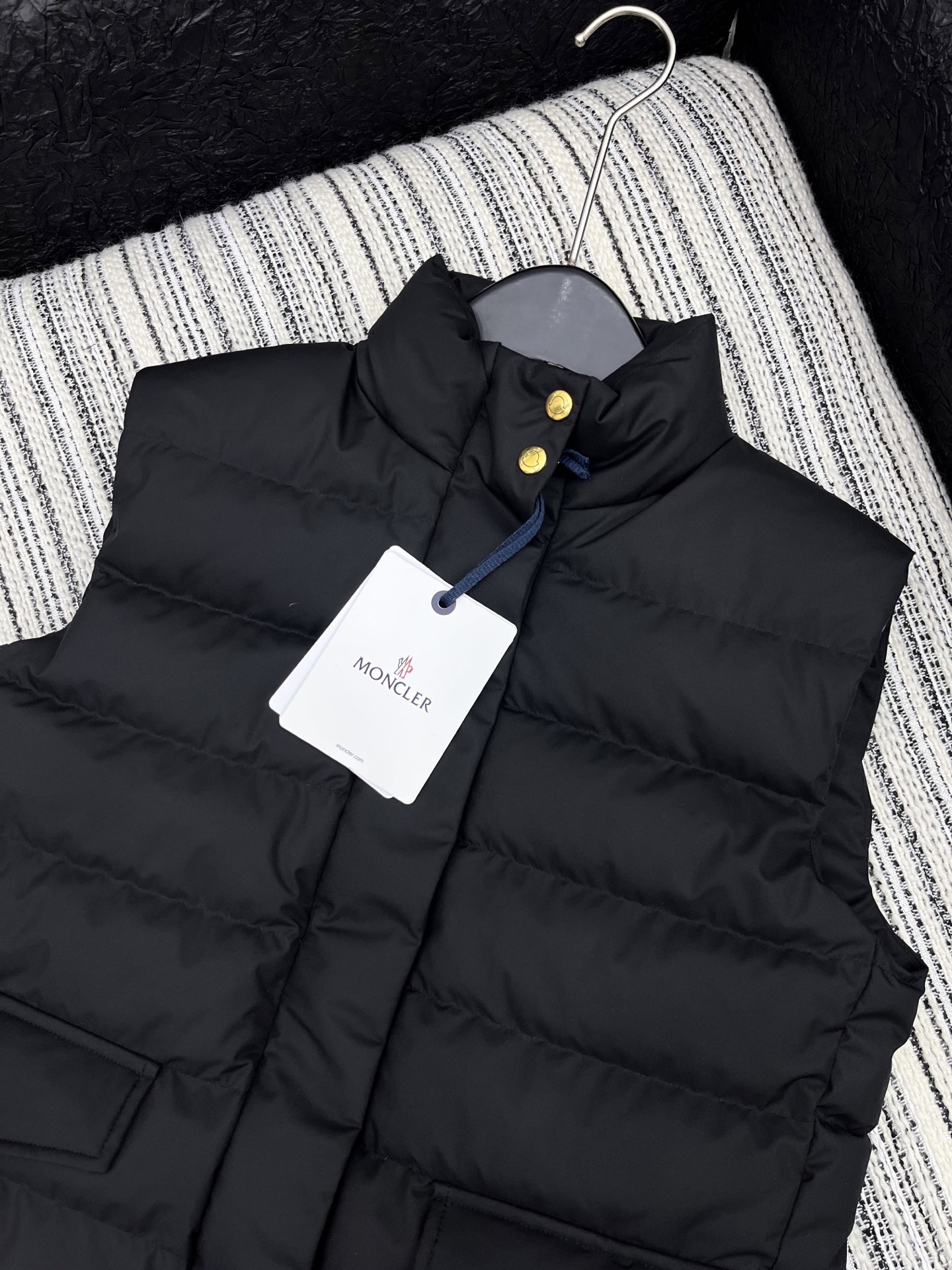 🛒𝐍𝐄𝐖 · 𝟐𝟎𝟐5/爆款现货

【原版定制】Mon*｜25秋冬下摆贴牌羽绒马甲外套
代购爆款本季超好
