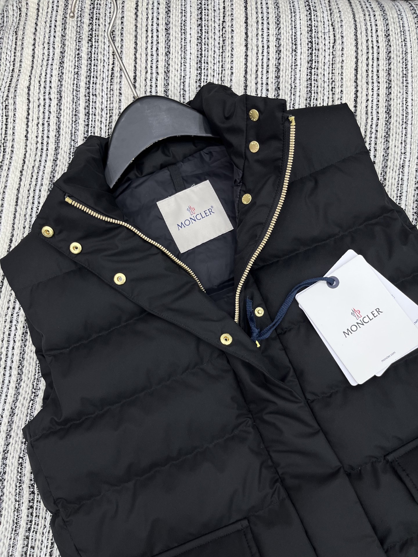🛒𝐍𝐄𝐖 · 𝟐𝟎𝟐5/爆款现货

【原版定制】Mon*｜25秋冬下摆贴牌羽绒马甲外套
代购爆款本季超好