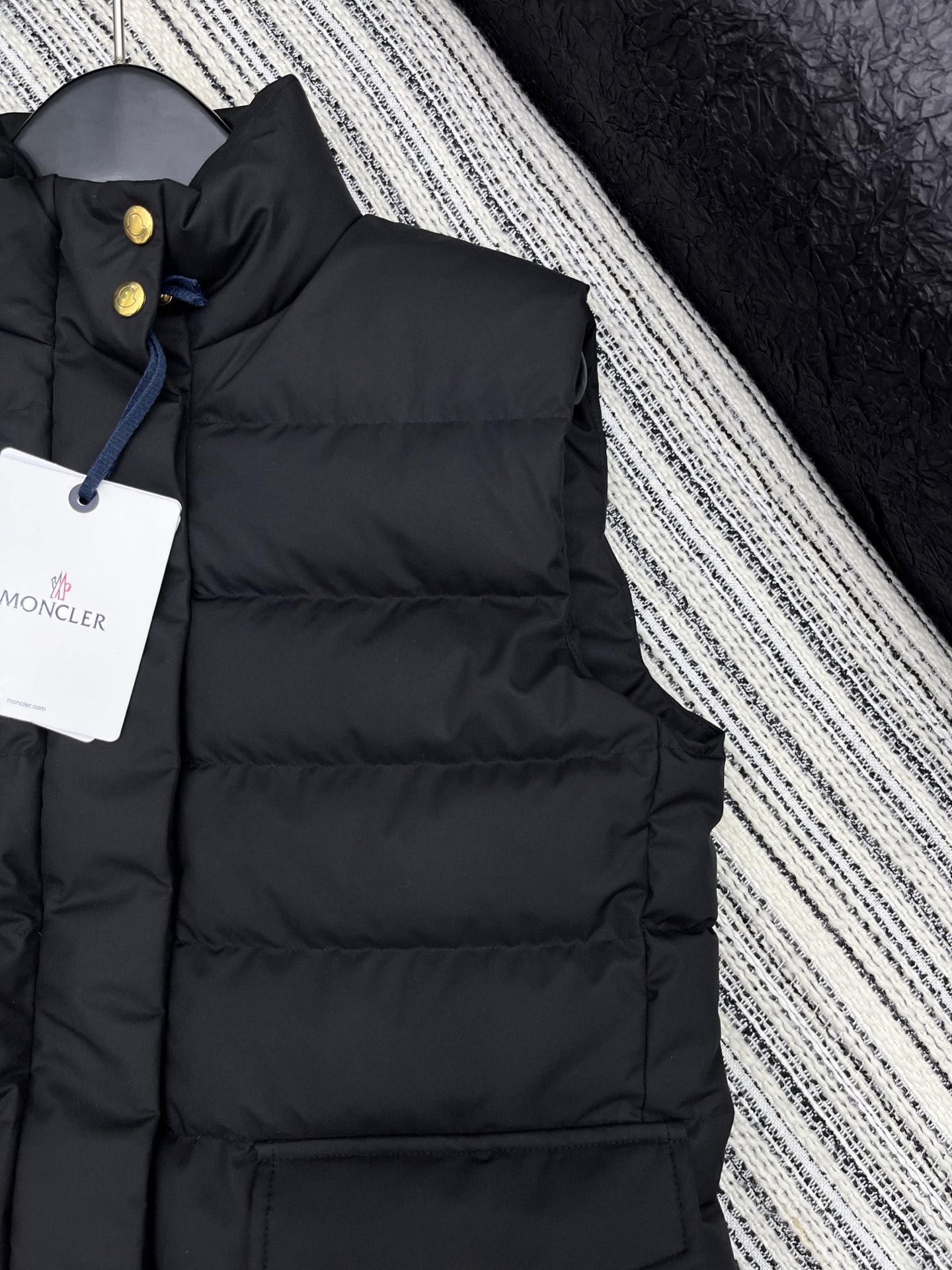 🛒𝐍𝐄𝐖 · 𝟐𝟎𝟐5/爆款现货

【原版定制】Mon*｜25秋冬下摆贴牌羽绒马甲外套
代购爆款本季超好