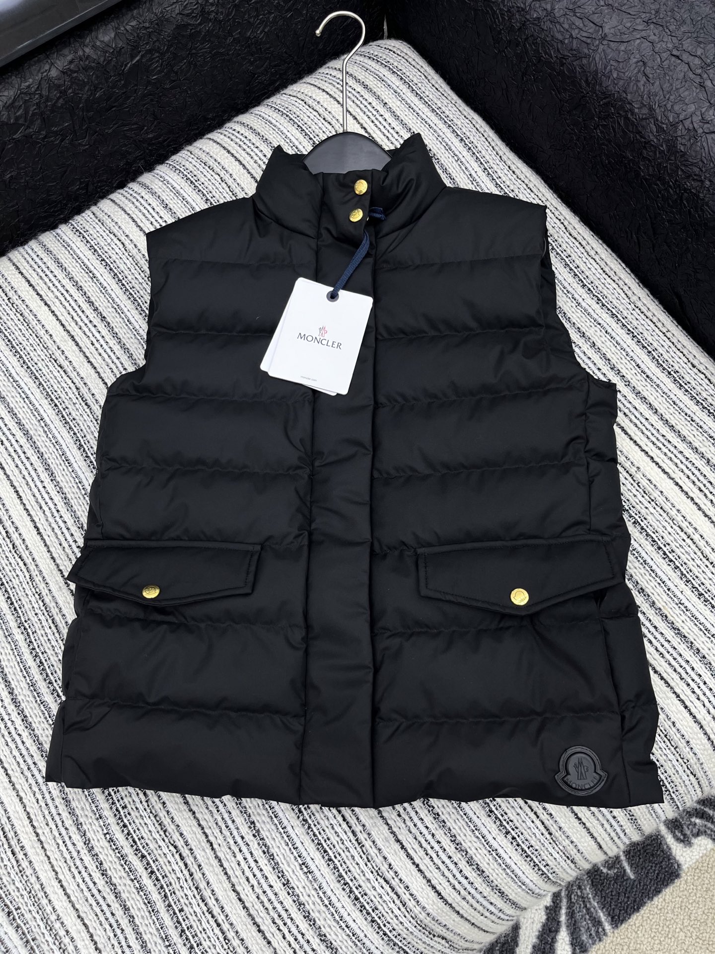 🛒𝐍𝐄𝐖 · 𝟐𝟎𝟐5/爆款现货

【原版定制】Mon*｜25秋冬下摆贴牌羽绒马甲外套
代购爆款本季超好