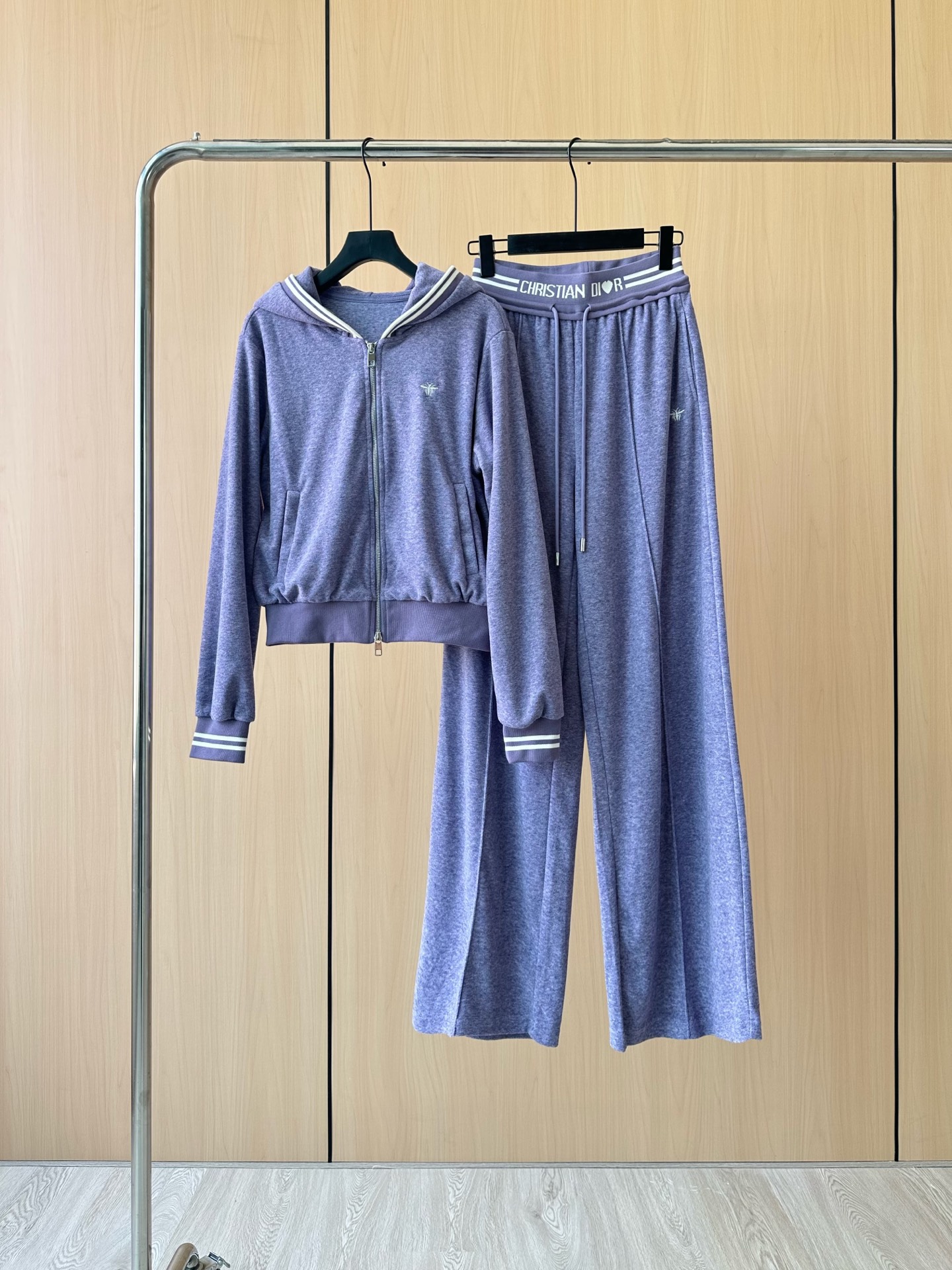 🛒𝐍𝐄𝐖 · 𝟐𝟎𝟐5/爆款现货

设计师原创｜25早秋新品套装！
高端定制戴帽外套，搭配松紧腰长裤
极