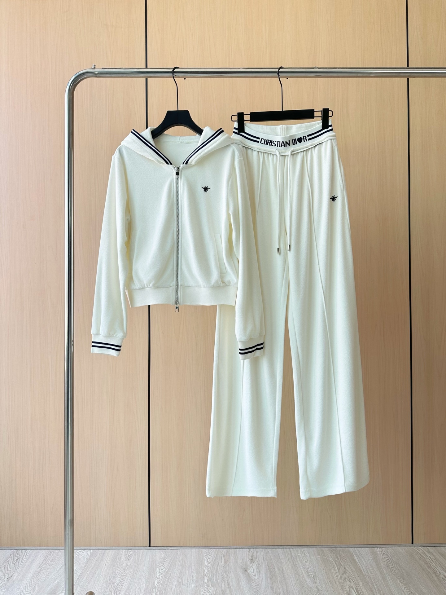 🛒𝐍𝐄𝐖 · 𝟐𝟎𝟐5/爆款现货

设计师原创｜25早秋新品套装！
高端定制戴帽外套，搭配松紧腰长裤
极