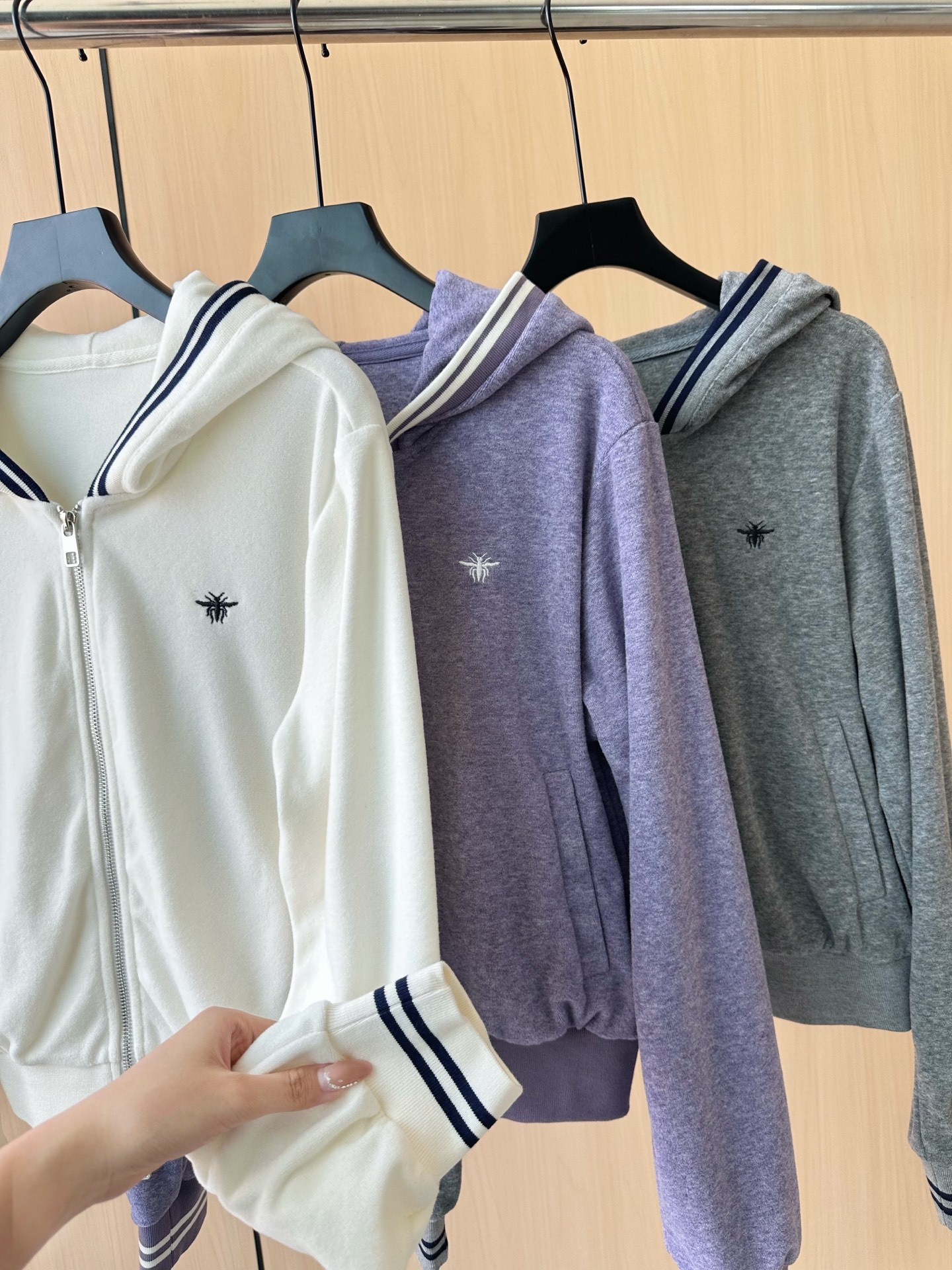 🛒𝐍𝐄𝐖 · 𝟐𝟎𝟐5/爆款现货

设计师原创｜25早秋新品套装！
高端定制戴帽外套，搭配松紧腰长裤
极