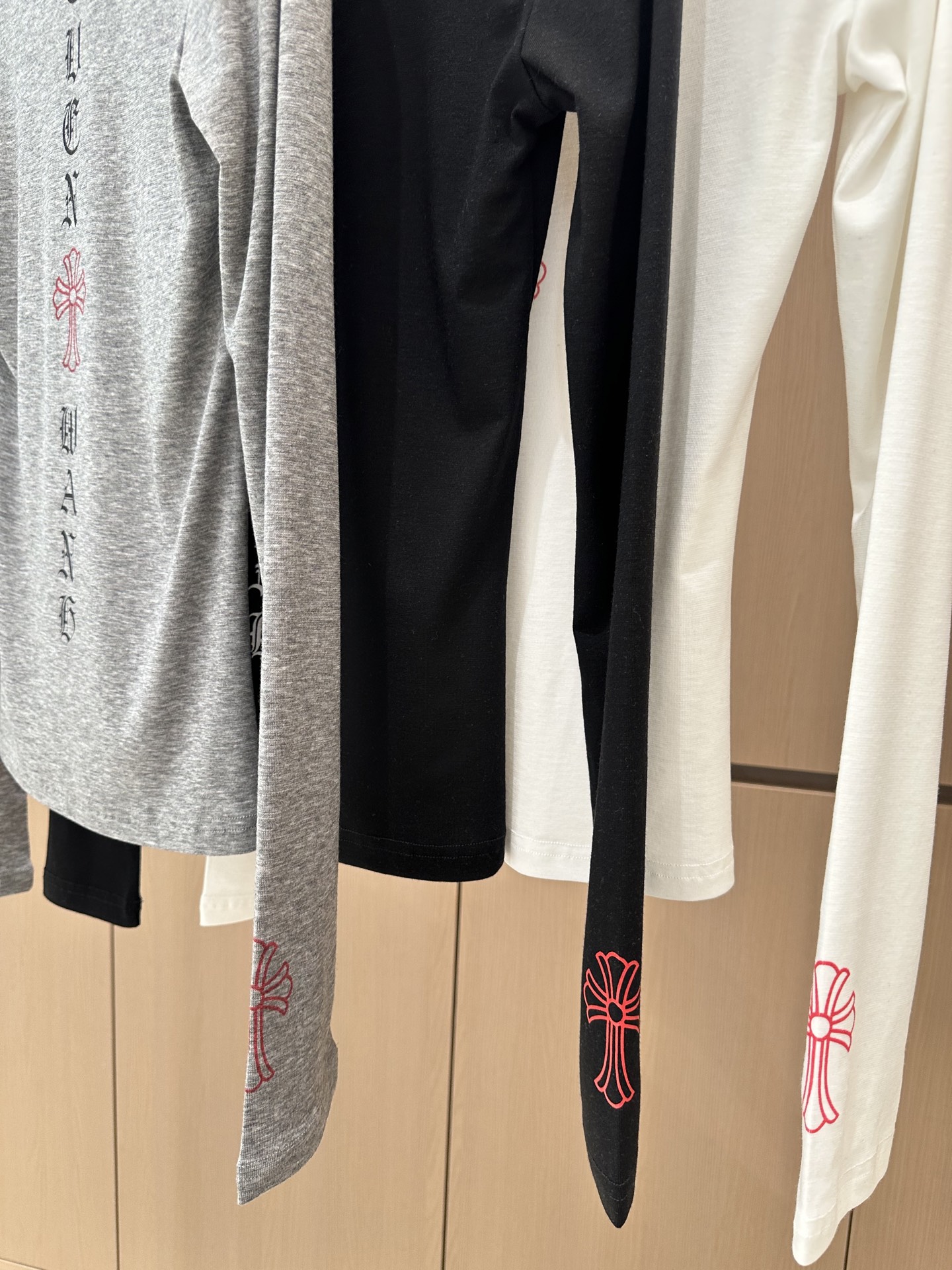 🛒𝐍𝐄𝐖 · 𝟐𝟎𝟐5/爆款现货

设计师原创｜2025新款天丝羊毛印花打底衫
云感舒适的系列！
上身的