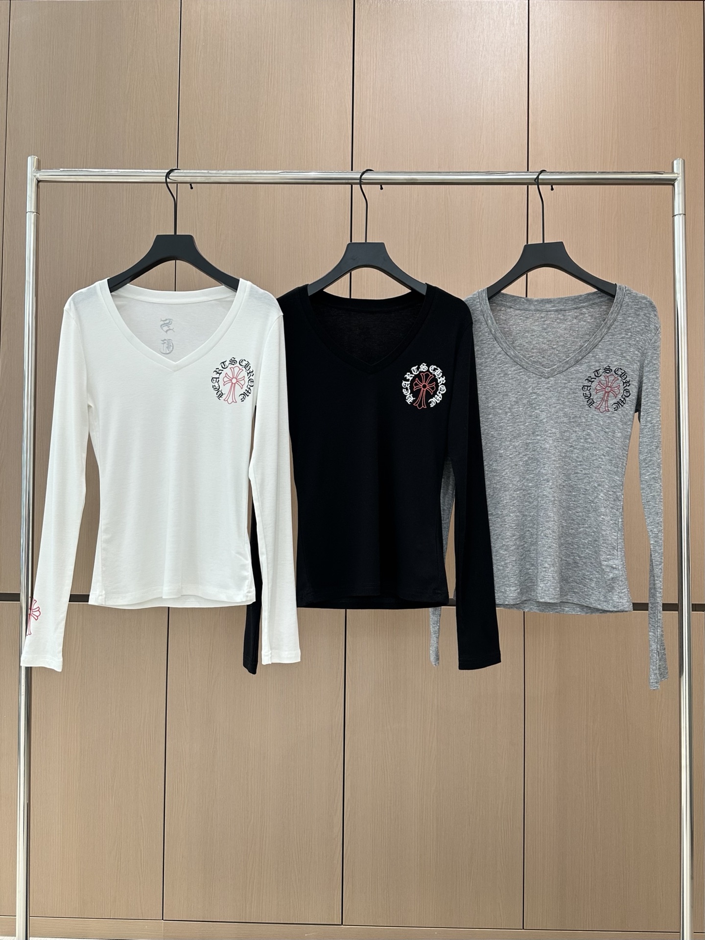 🛒𝐍𝐄𝐖 · 𝟐𝟎𝟐5/爆款现货

设计师原创｜2025新款天丝羊毛印花打底衫
云感舒适的系列！
上身的