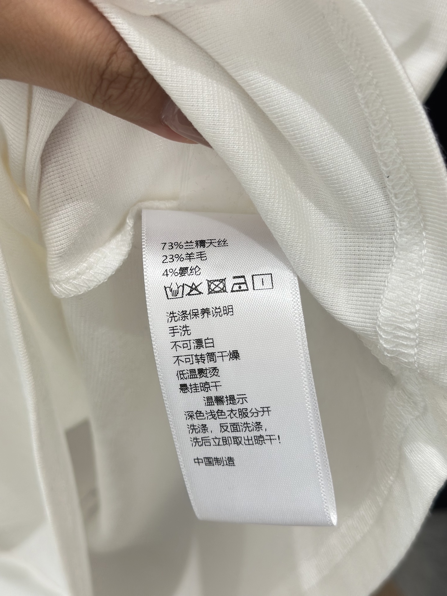 🛒𝐍𝐄𝐖 · 𝟐𝟎𝟐5/爆款现货

设计师原创｜2025新款天丝羊毛印花打底衫
云感舒适的系列！
上身的