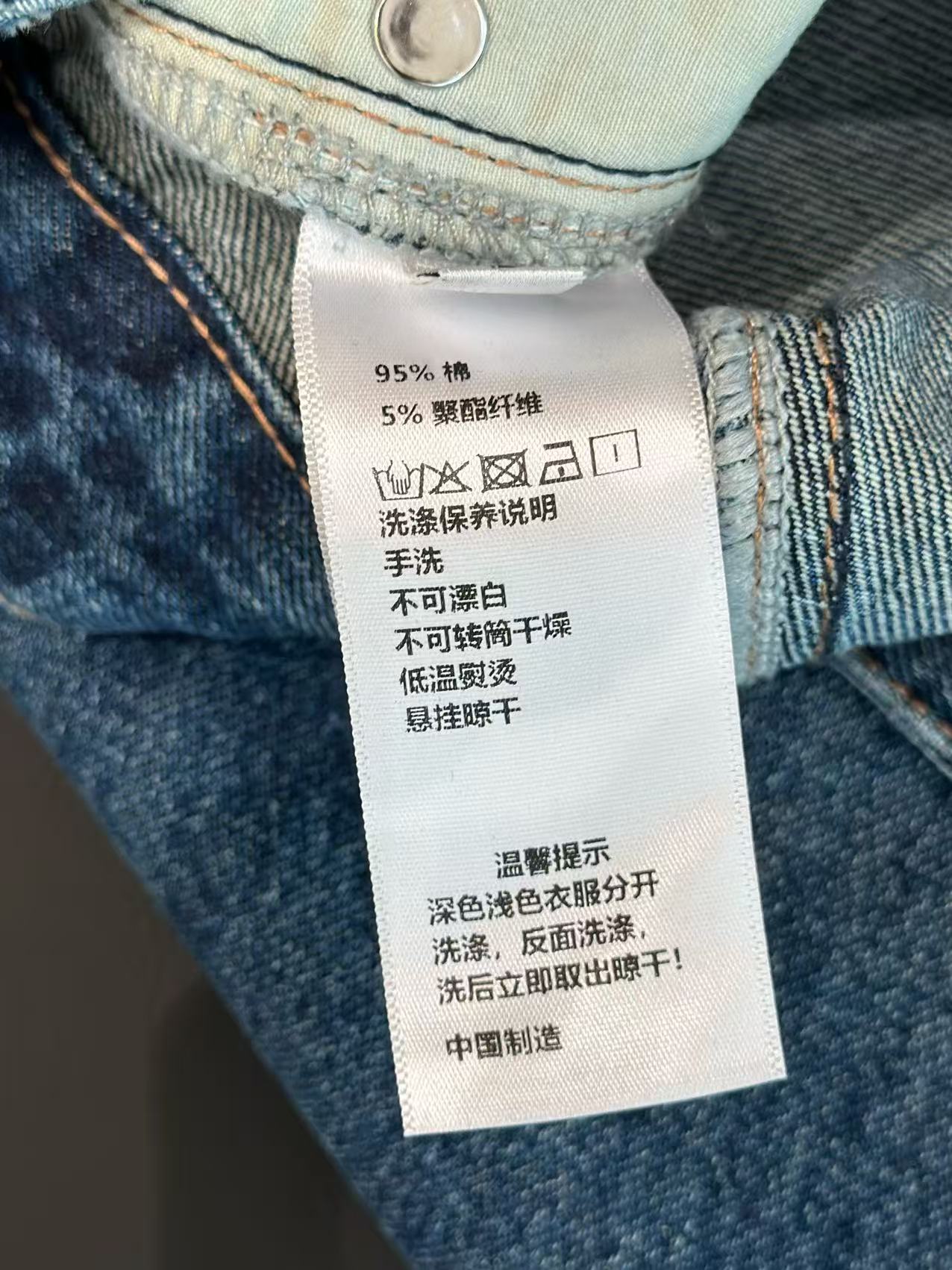 🛒𝐍𝐄𝐖 · 𝟐𝟎𝟐5/爆款现货

原单品质  设计师原创｜女神同款镰刀牛仔裤 
这款牛仔裤选用优质面料