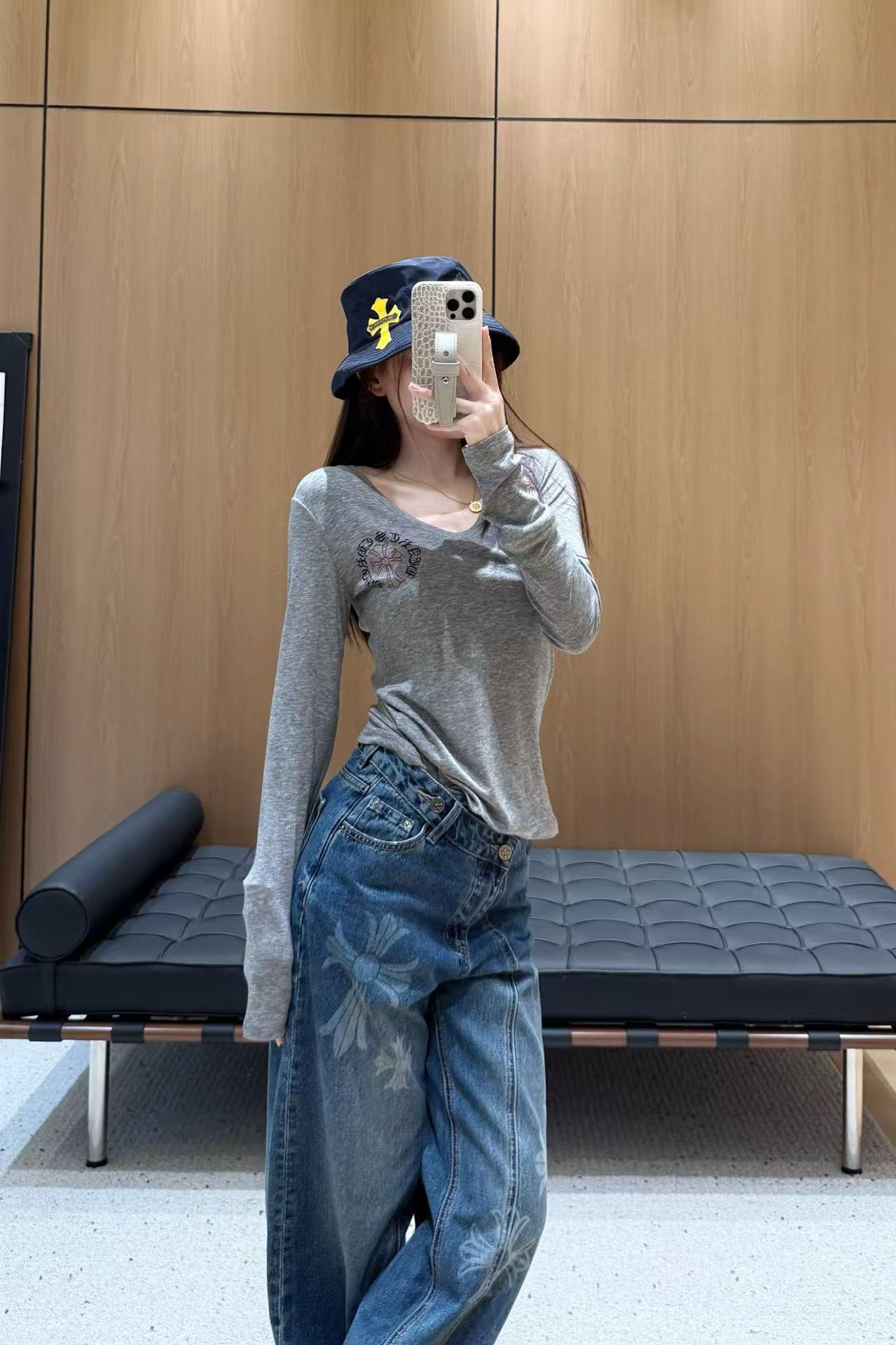 “2025 Designer Tweed Shirt Collection: Single-Rate Female Suit in Classic Colors”