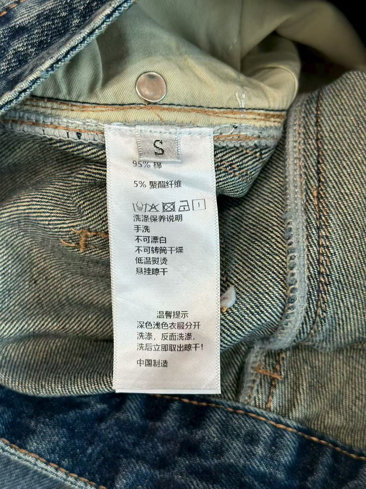 🛒𝐍𝐄𝐖 · 𝟐𝟎𝟐5/爆款现货

设计师原创｜女神同款带包镰刀牛仔裤 
这款牛仔裤选用优质面料，工艺渐