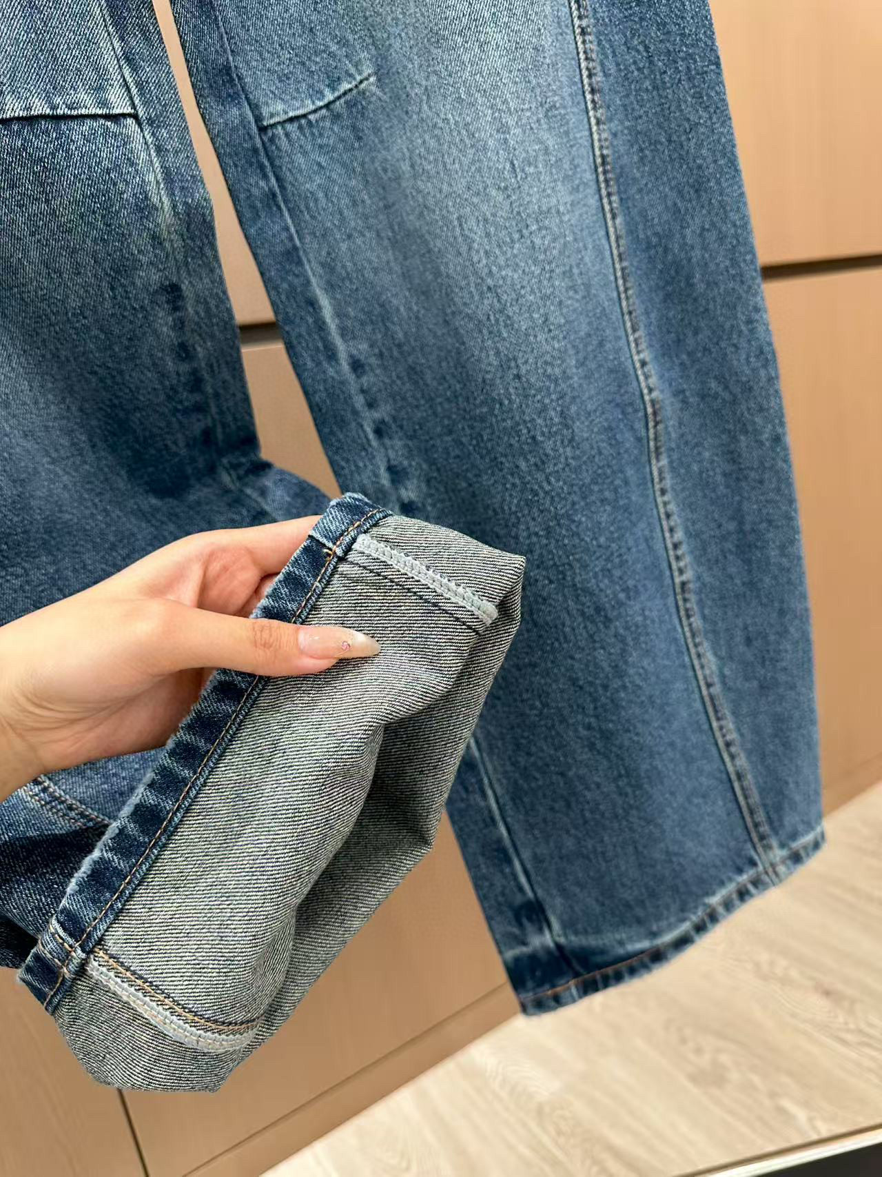 🛒𝐍𝐄𝐖 · 𝟐𝟎𝟐5/爆款现货

设计师原创｜女神同款带包镰刀牛仔裤 
这款牛仔裤选用优质面料，工艺渐