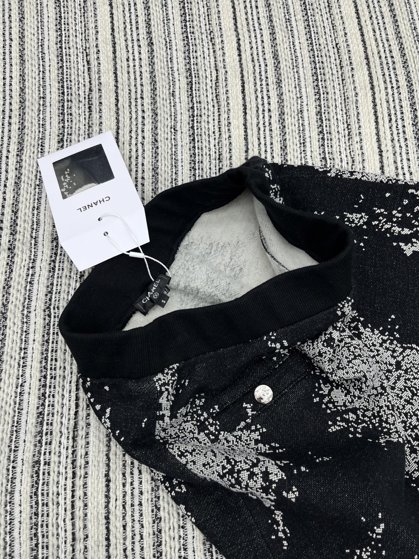 🛒𝐍𝐄𝐖 · 𝟐𝟎𝟐5/爆款现货

【原版定制】Chane*｜25早秋经典提花复合绒面半裙
干净利落的裁