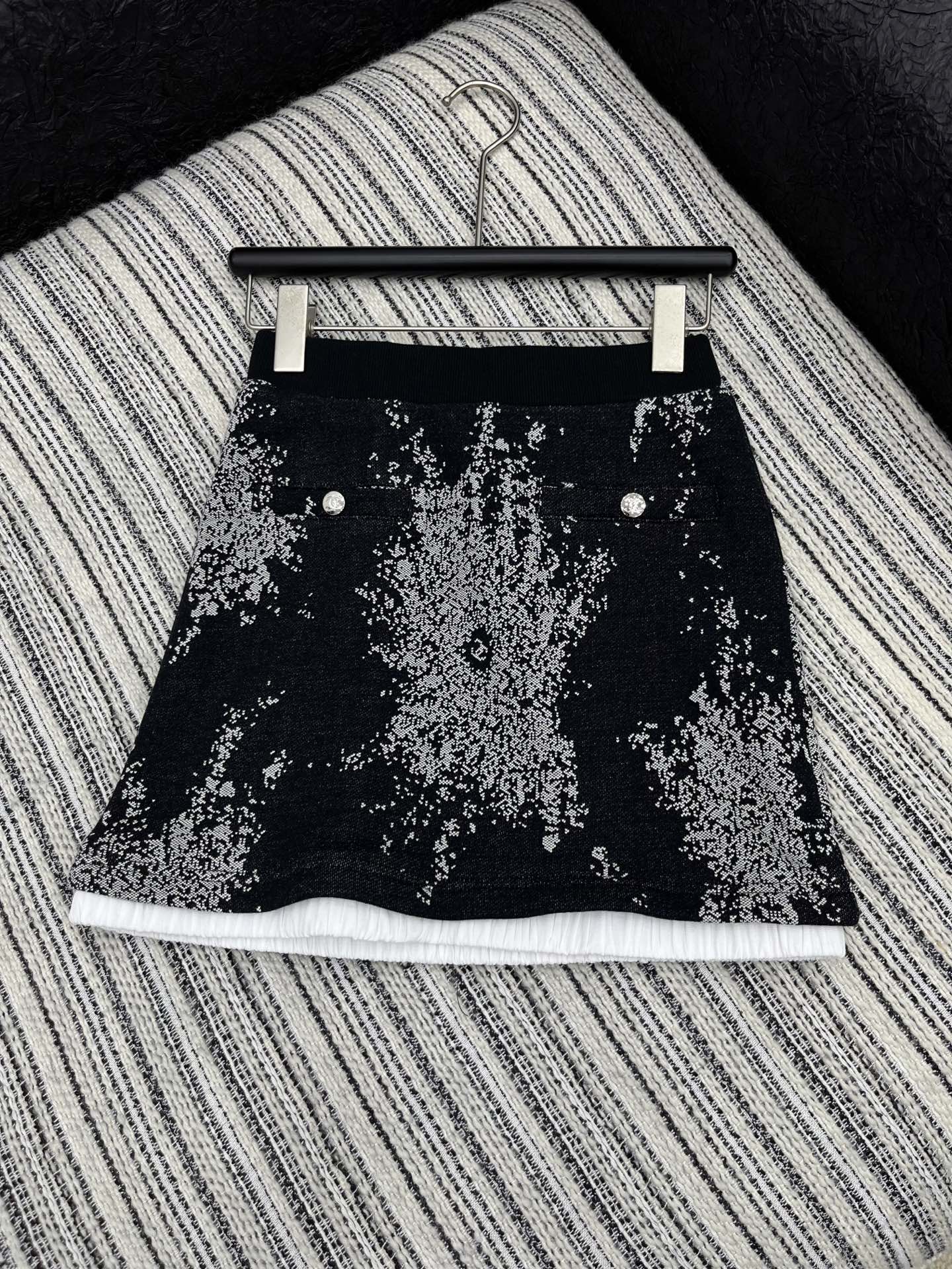 🛒𝐍𝐄𝐖 · 𝟐𝟎𝟐5/爆款现货

【原版定制】Chane*｜25早秋经典提花复合绒面半裙
干净利落的裁