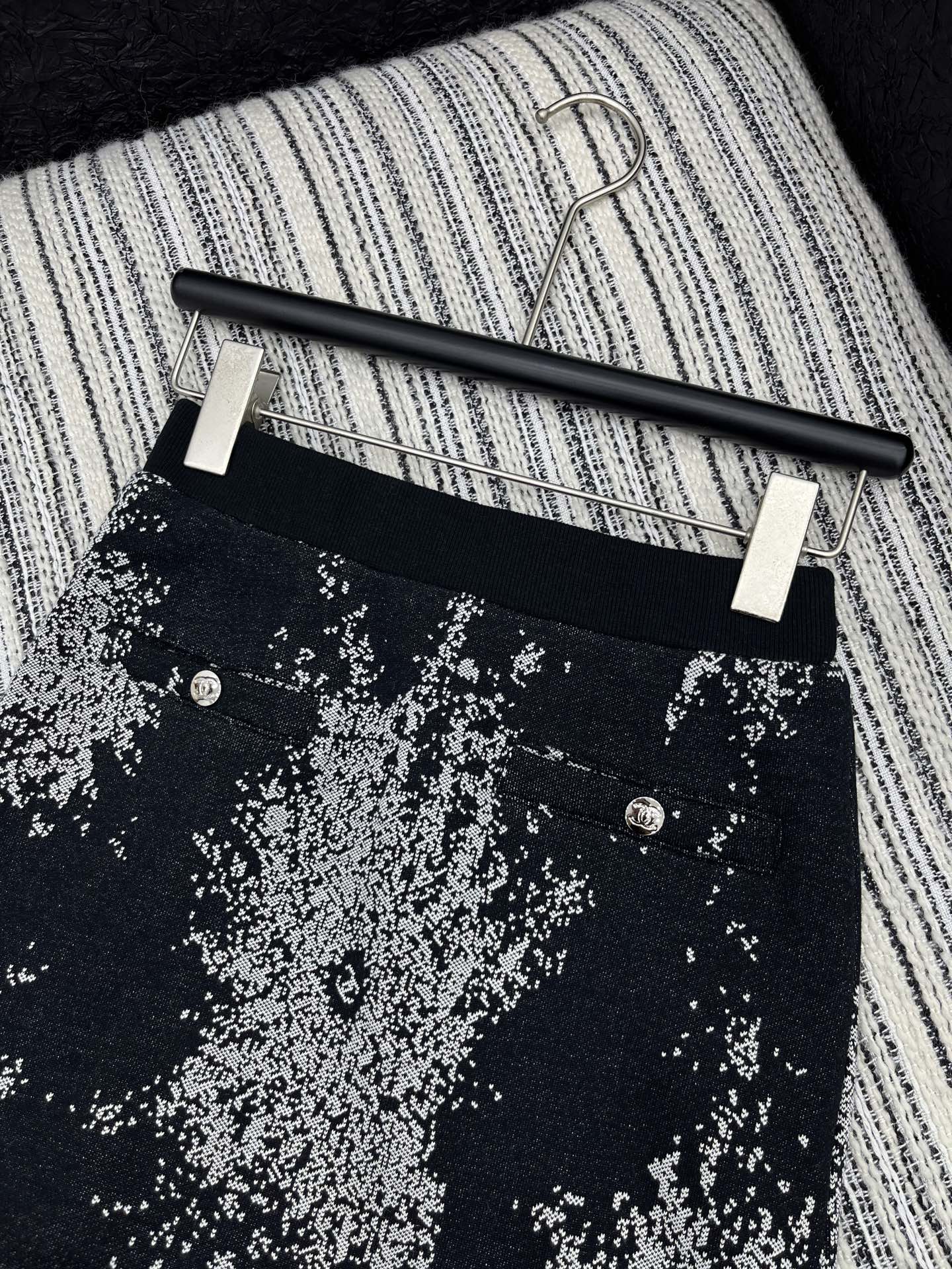 🛒𝐍𝐄𝐖 · 𝟐𝟎𝟐5/爆款现货

【原版定制】Chane*｜25早秋经典提花复合绒面半裙
干净利落的裁