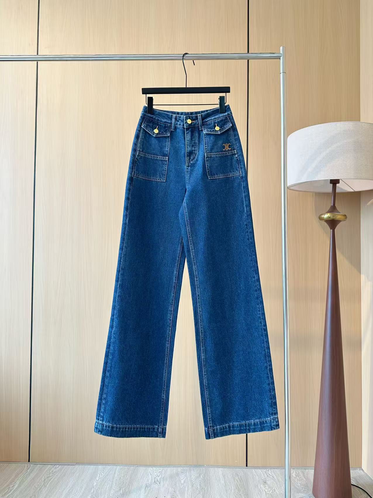 🛒𝐍𝐄𝐖 · 𝟐𝟎𝟐5/爆款现货

设计师原创｜202刺绣装饰牛仔裤
定制YB斜纹棉牛仔材质 工艺洗水处