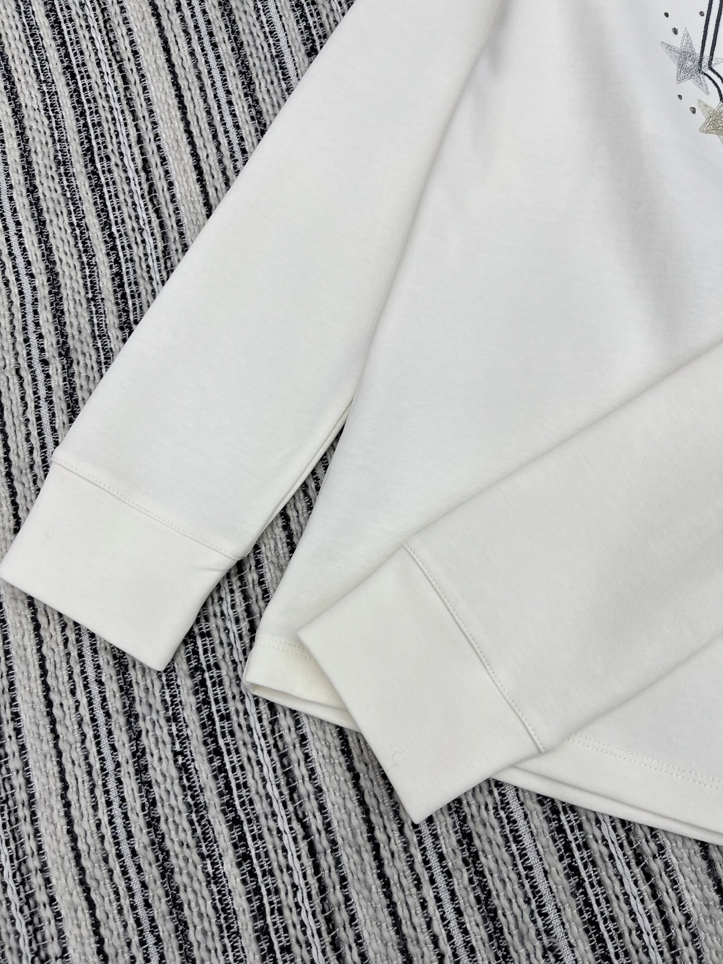 🛒𝐍𝐄𝐖 · 𝟐𝟎𝟐5/爆款现货

原单品质  Dio*｜25早秋新款刺绣字母绣圆领长袖T恤
不同于传统