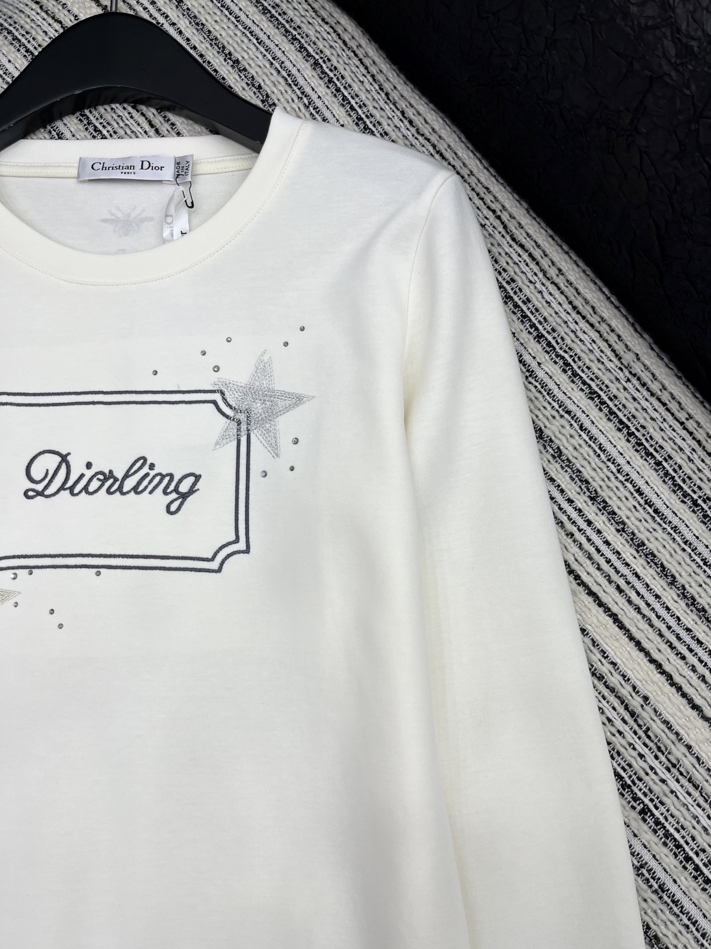🛒𝐍𝐄𝐖 · 𝟐𝟎𝟐5/爆款现货

原单品质  Dio*｜25早秋新款刺绣字母绣圆领长袖T恤
不同于传统