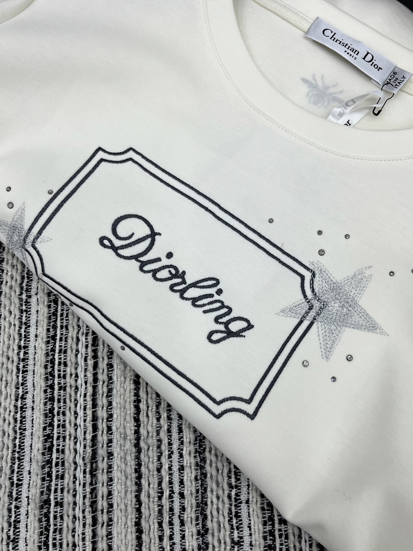🛒𝐍𝐄𝐖 · 𝟐𝟎𝟐5/爆款现货

原单品质  Dio*｜25早秋新款刺绣字母绣圆领长袖T恤
不同于传统