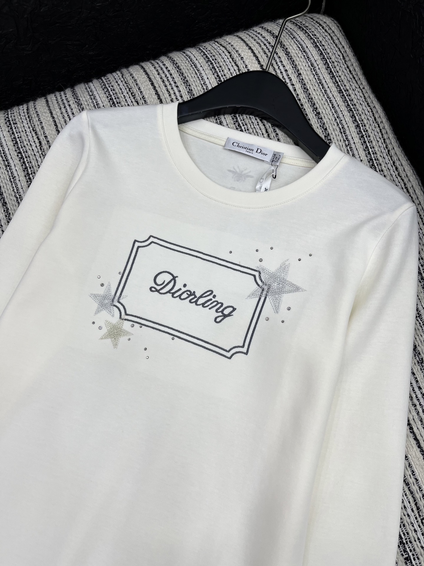 🛒𝐍𝐄𝐖 · 𝟐𝟎𝟐5/爆款现货

原单品质  Dio*｜25早秋新款刺绣字母绣圆领长袖T恤
不同于传统