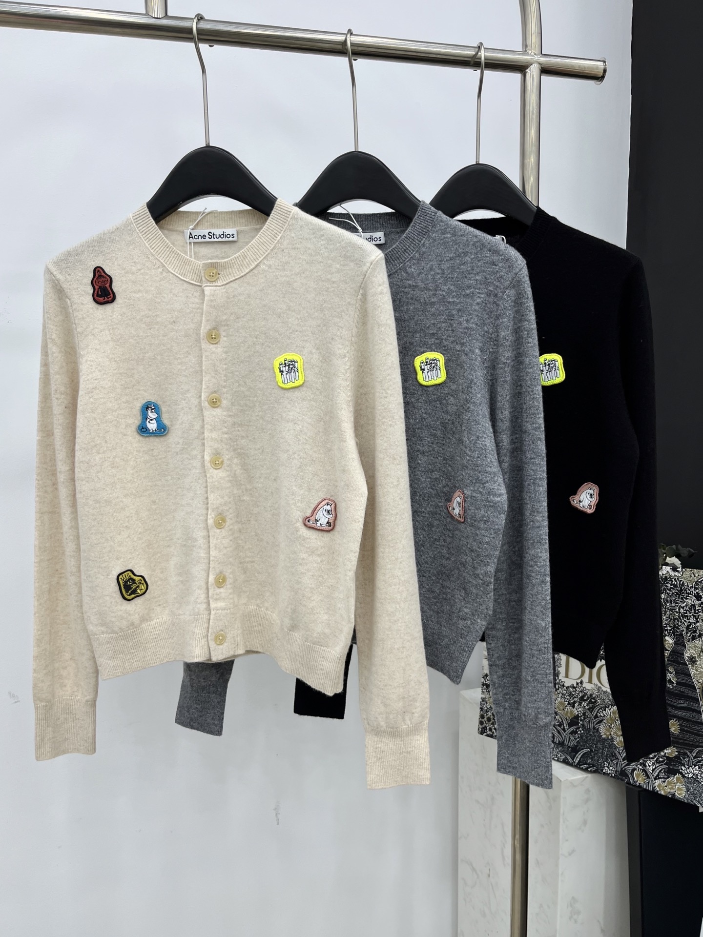 🛒𝐍𝐄𝐖 · 𝟐𝟎𝟐5/爆款现货

【原版定制】 Acn*｜ 2025FW早秋新款卡通贴布圆领羊毛🦙针织