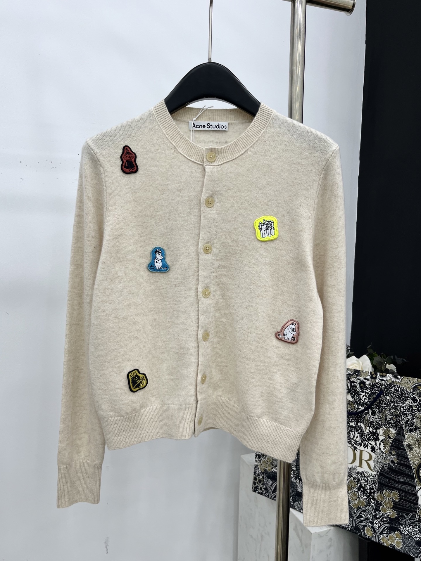 🛒𝐍𝐄𝐖 · 𝟐𝟎𝟐5/爆款现货

【原版定制】 Acn*｜ 2025FW早秋新款卡通贴布圆领羊毛🦙针织