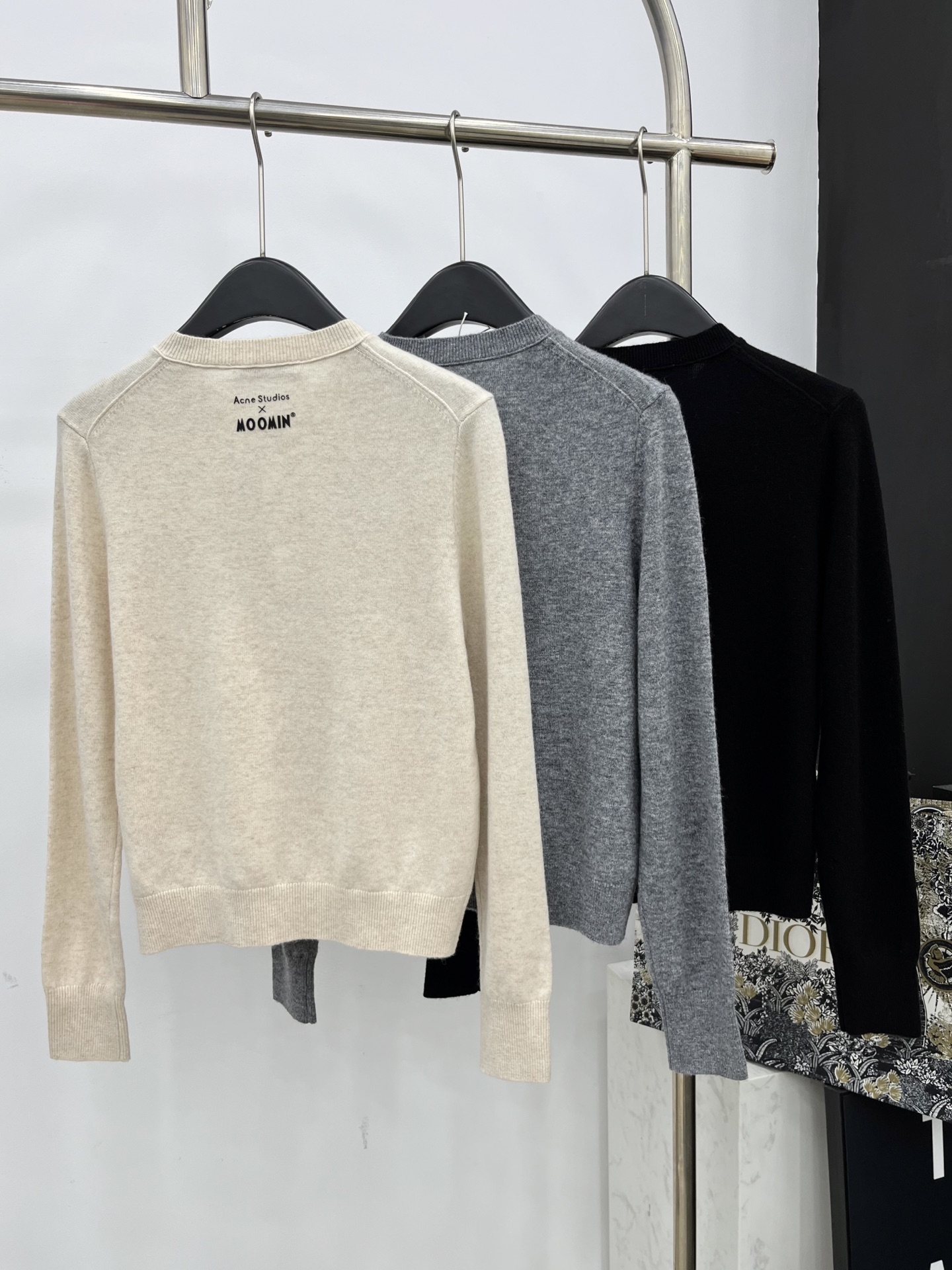 🛒𝐍𝐄𝐖 · 𝟐𝟎𝟐5/爆款现货

【原版定制】 Acn*｜ 2025FW早秋新款卡通贴布圆领羊毛🦙针织