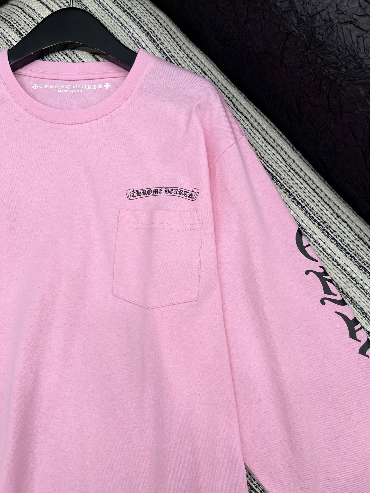 🛒𝐍𝐄𝐖 · 𝟐𝟎𝟐5/爆款现货

原单品质 克罗星｜2025新款梵文长袖衫
宽松慵懒系列！粉色系减龄装