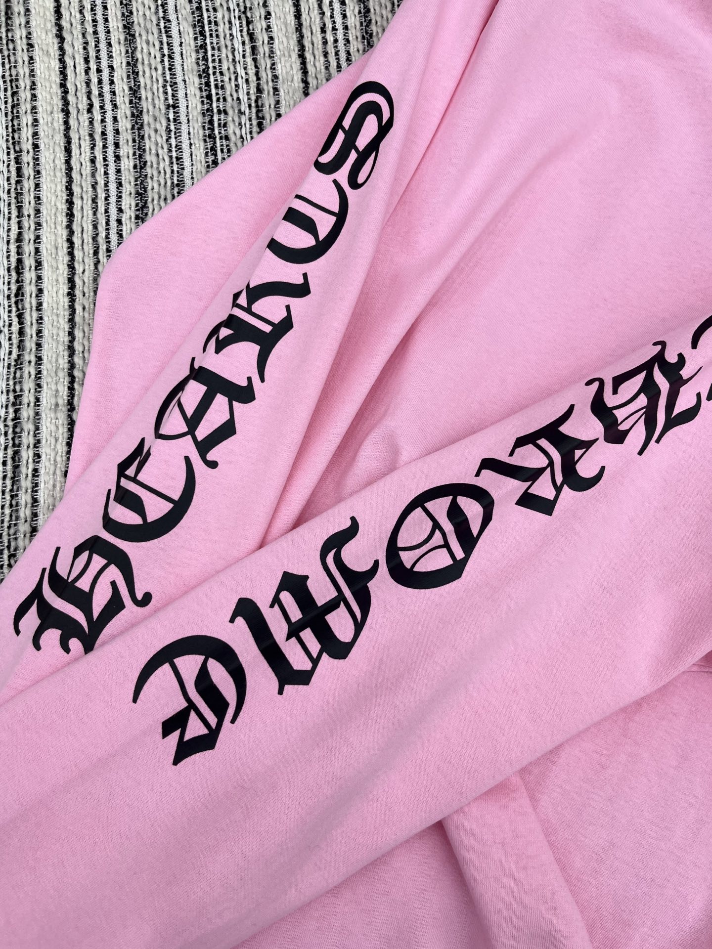 🛒𝐍𝐄𝐖 · 𝟐𝟎𝟐5/爆款现货

原单品质 克罗星｜2025新款梵文长袖衫
宽松慵懒系列！粉色系减龄装