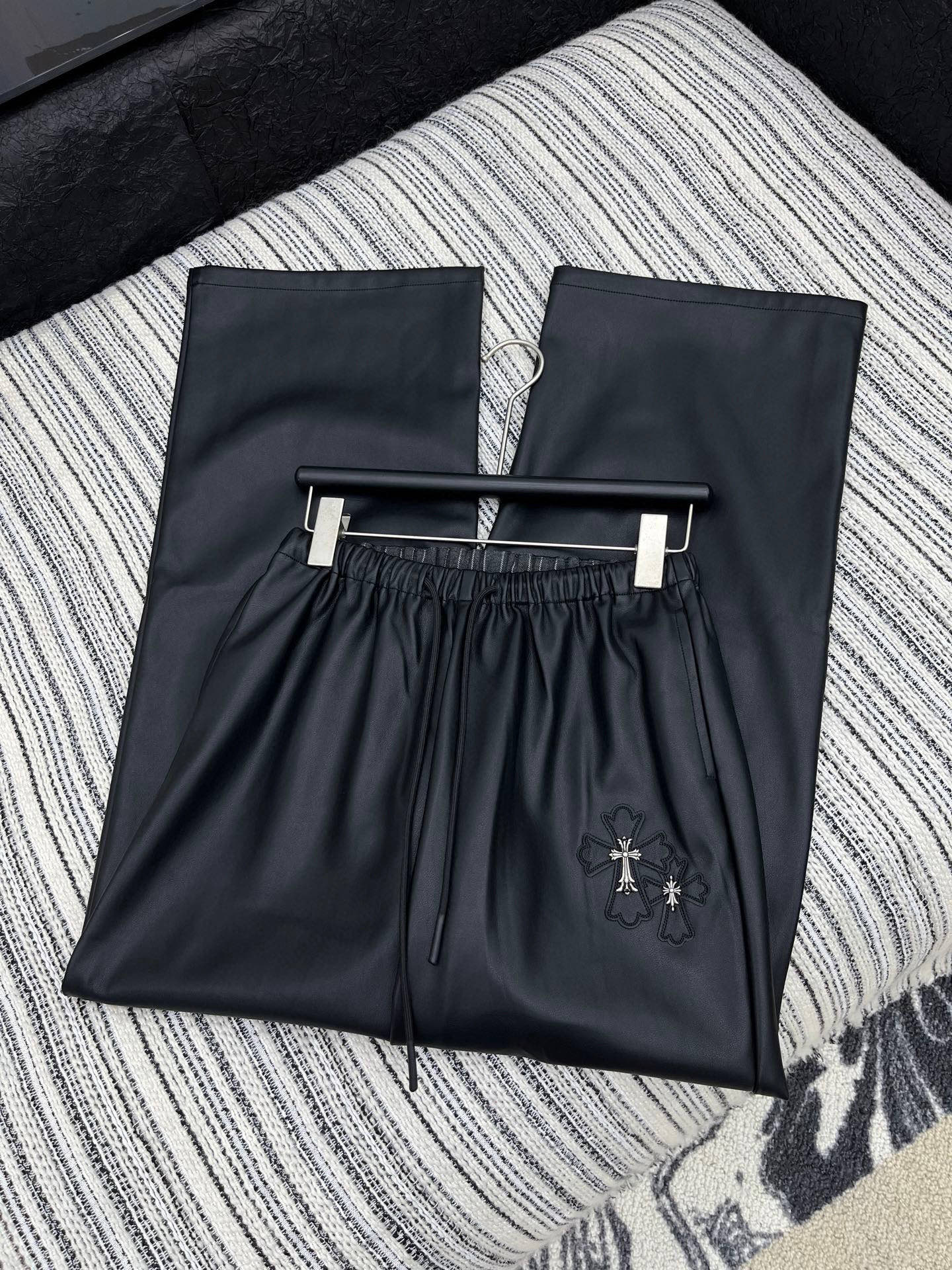 🛒𝐍𝐄𝐖 · 𝟐𝟎𝟐5/爆款现货

原单品质  克罗星｜25新款环保♻️进口植物蛋白皮皮裤
四季皆可入，