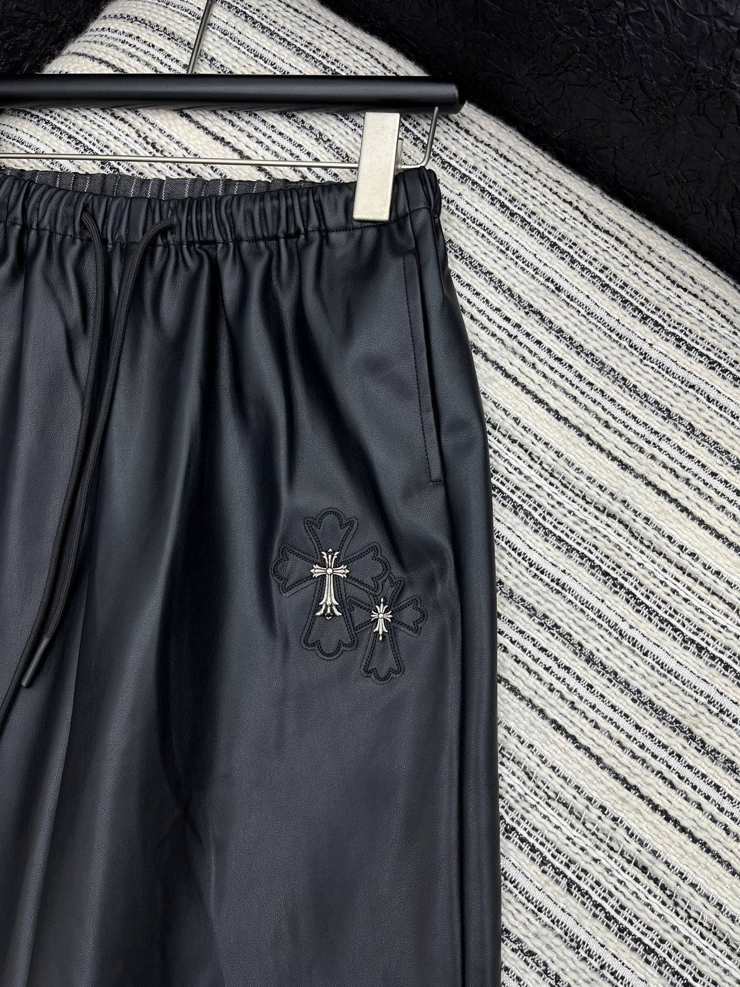 🛒𝐍𝐄𝐖 · 𝟐𝟎𝟐5/爆款现货

原单品质  克罗星｜25新款环保♻️进口植物蛋白皮皮裤
四季皆可入，