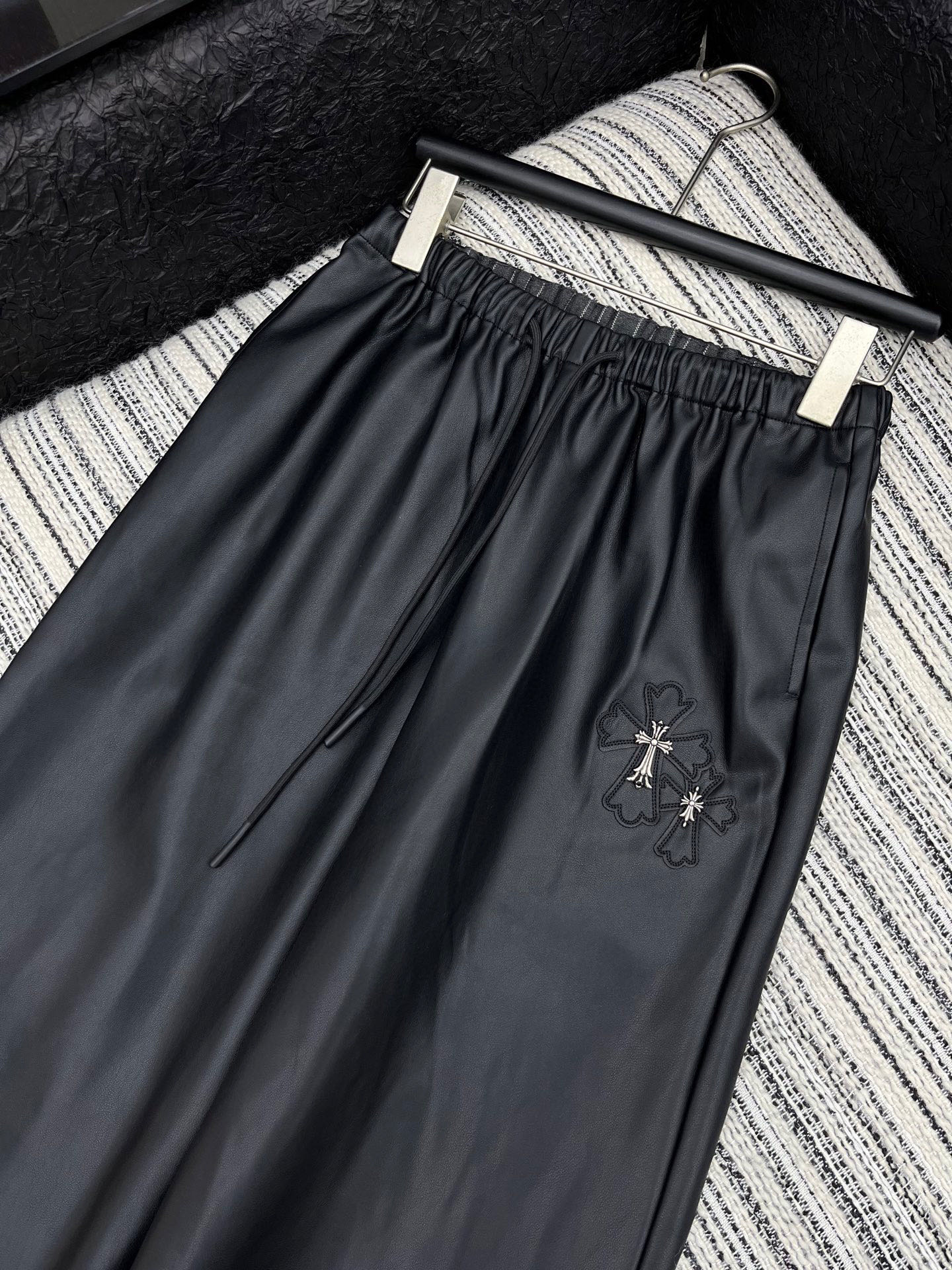 🛒𝐍𝐄𝐖 · 𝟐𝟎𝟐5/爆款现货

原单品质  克罗星｜25新款环保♻️进口植物蛋白皮皮裤
四季皆可入，
