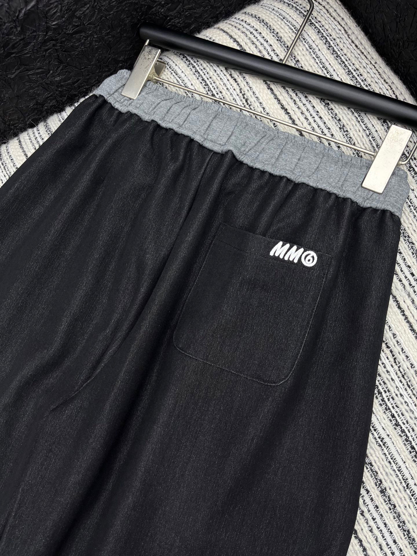 🛒𝐍𝐄𝐖 · 𝟐𝟎𝟐5/爆款现货

原单品质 MM6｜25新款拼接抽绳天丝牛仔裤
镰刀版型 包容性极好 