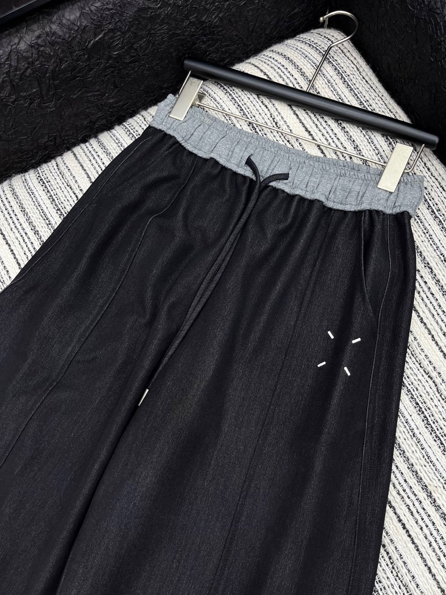 🛒𝐍𝐄𝐖 · 𝟐𝟎𝟐5/爆款现货

原单品质 MM6｜25新款拼接抽绳天丝牛仔裤
镰刀版型 包容性极好 