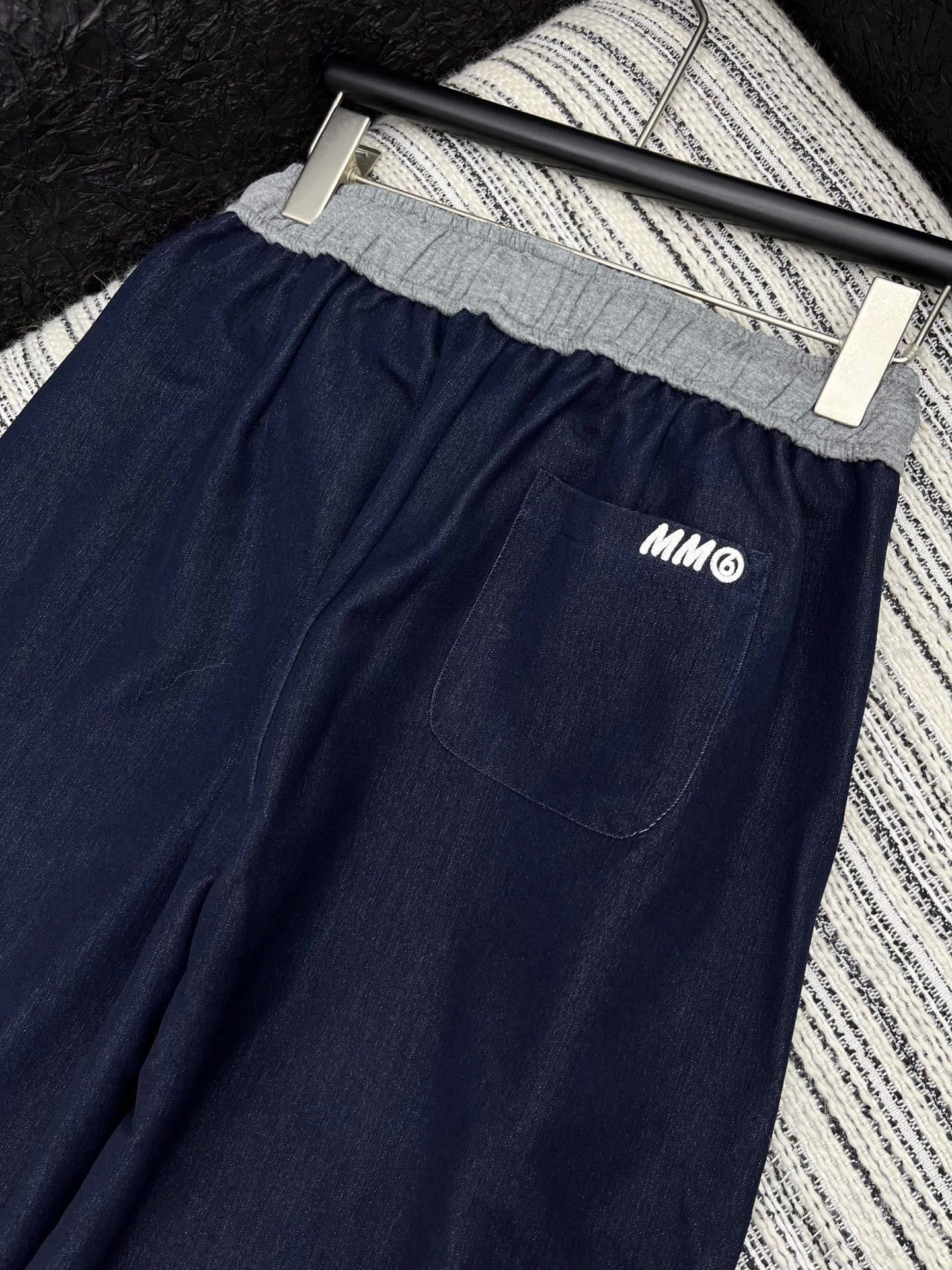 🛒𝐍𝐄𝐖 · 𝟐𝟎𝟐5/爆款现货

原单品质 MM6｜25新款拼接抽绳天丝牛仔裤
镰刀版型 包容性极好 