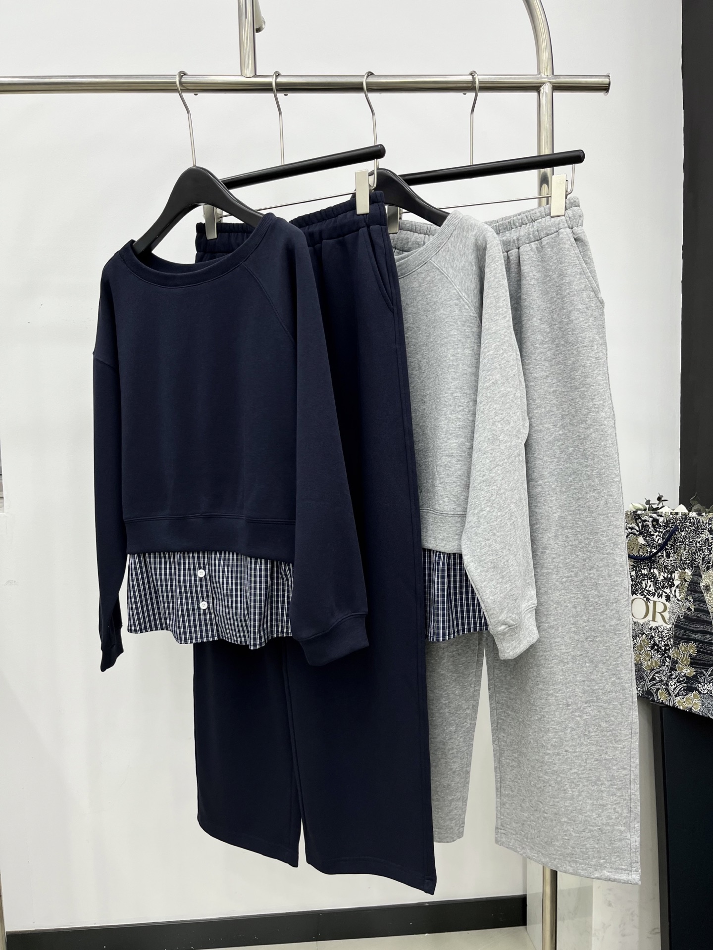 🛒𝐍𝐄𝐖 · 𝟐𝟎𝟐5/爆款现货

原单品质  设计师｜2025新款套装
日常穿搭 高级的调调又A又飒！