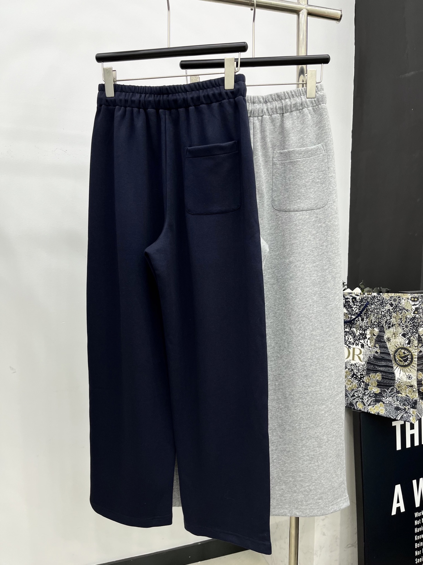 🛒𝐍𝐄𝐖 · 𝟐𝟎𝟐5/爆款现货

原单品质  设计师｜2025新款套装
日常穿搭 高级的调调又A又飒！