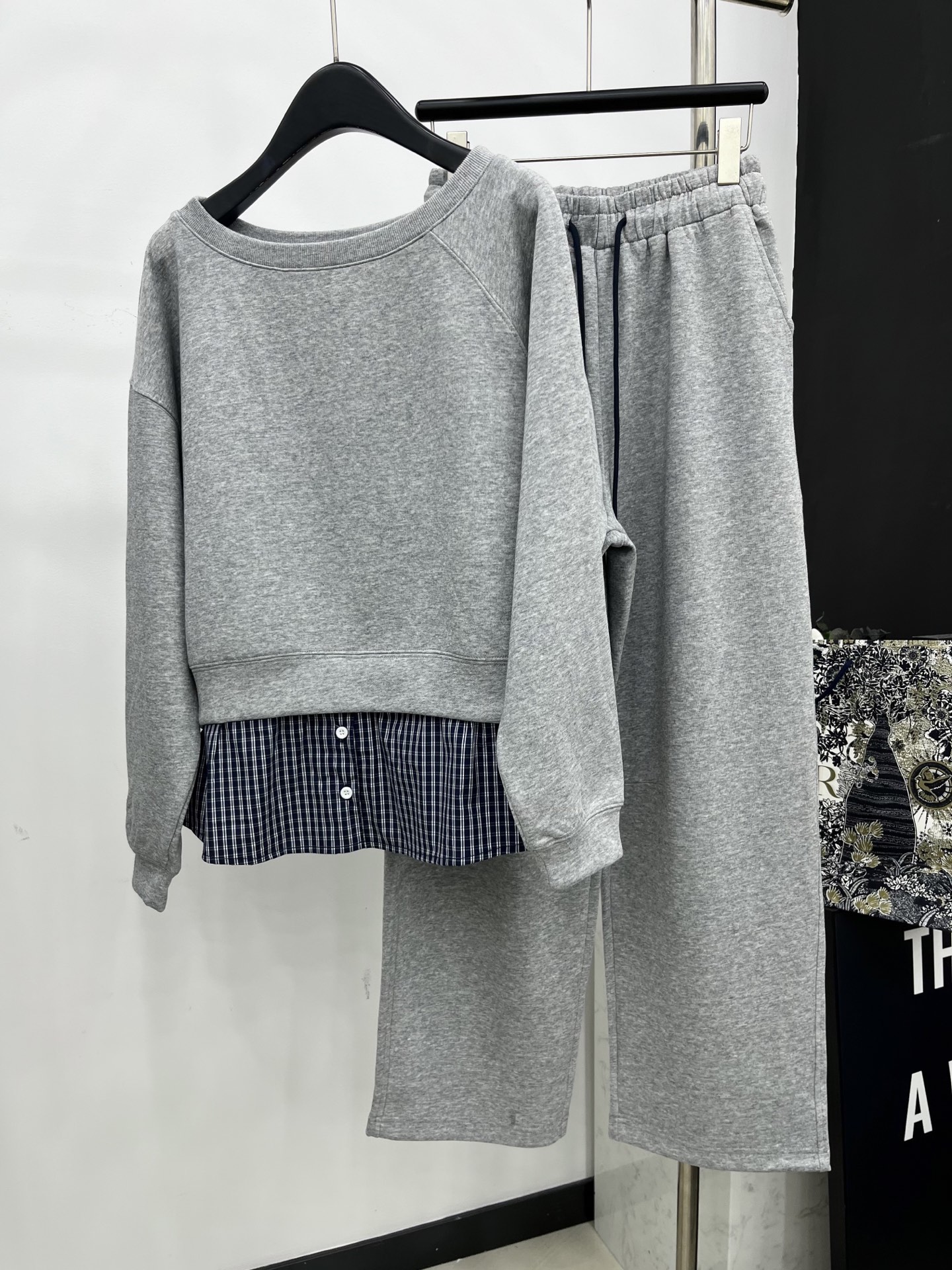 🛒𝐍𝐄𝐖 · 𝟐𝟎𝟐5/爆款现货

原单品质  设计师｜2025新款套装
日常穿搭 高级的调调又A又飒！