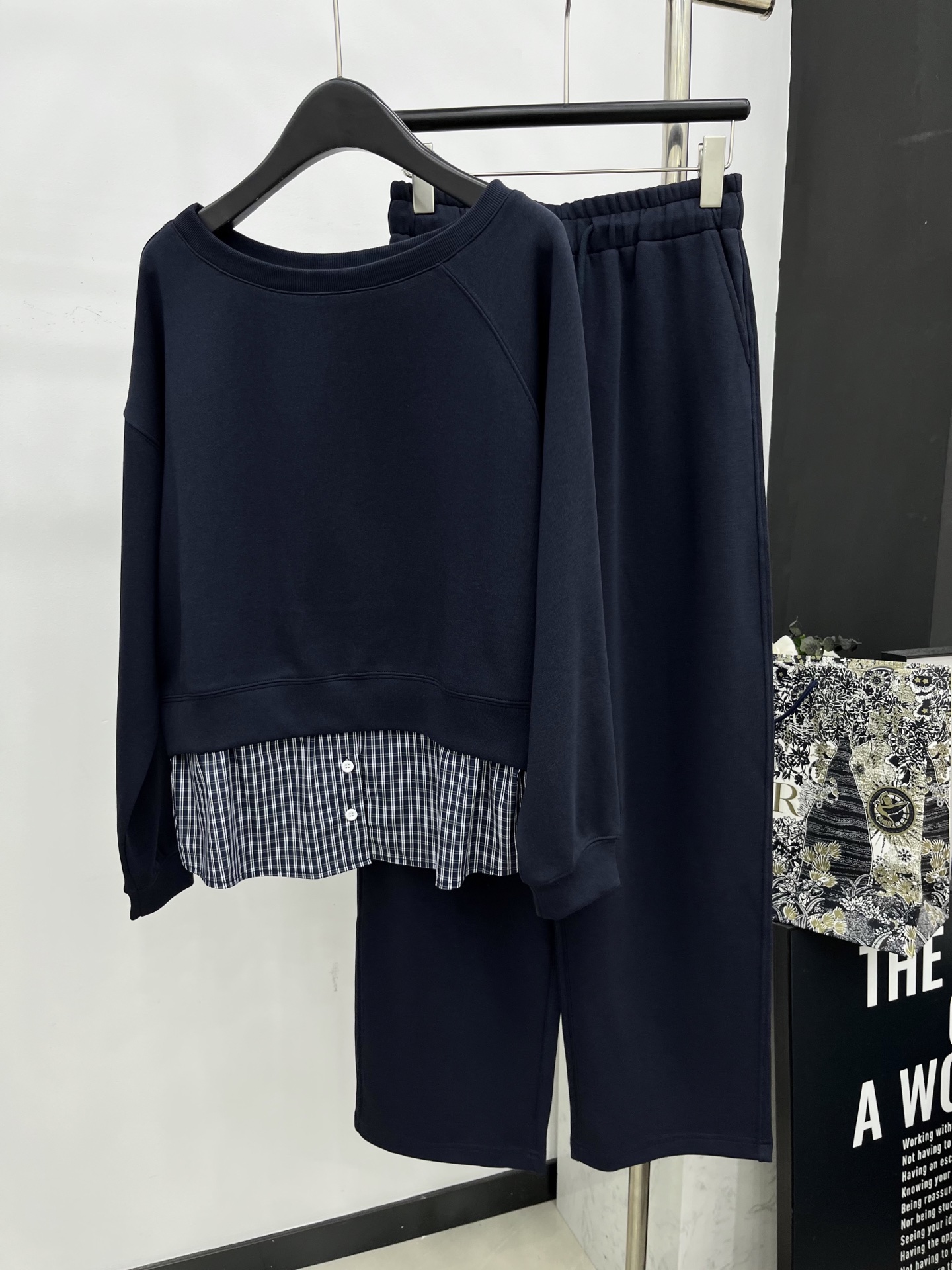 🛒𝐍𝐄𝐖 · 𝟐𝟎𝟐5/爆款现货

原单品质  设计师｜2025新款套装
日常穿搭 高级的调调又A又飒！